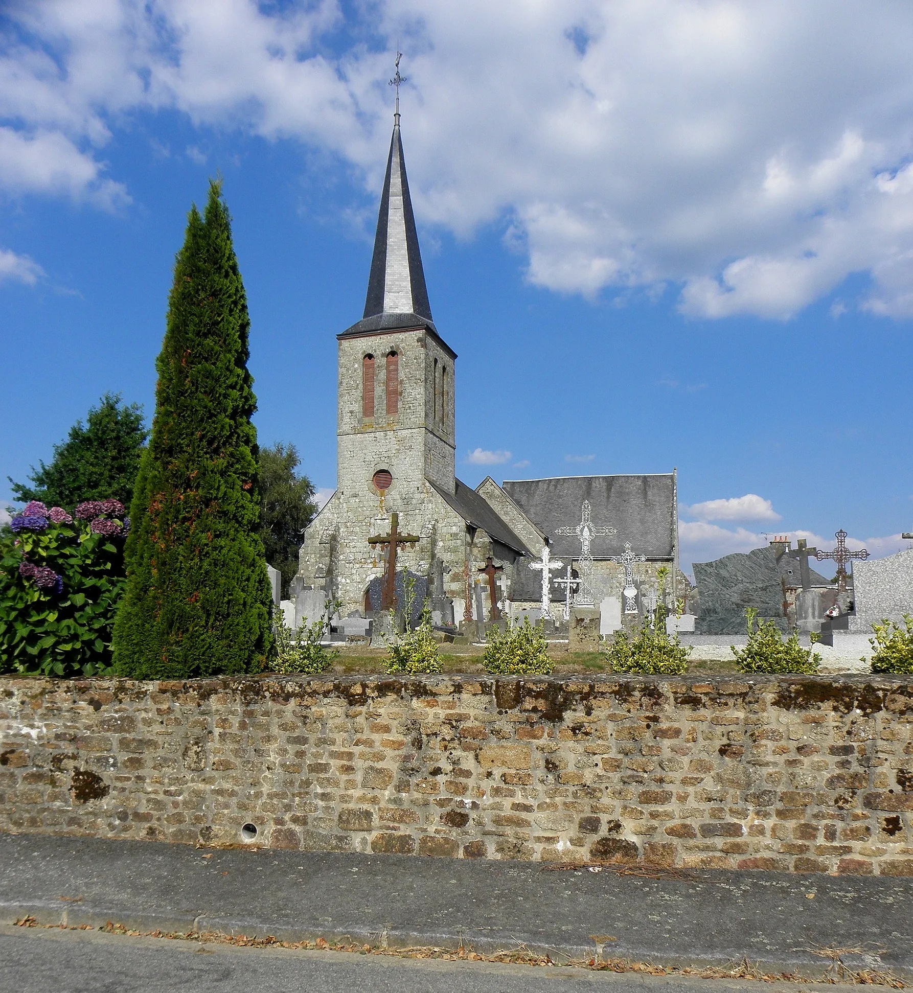 Photo showing: Église Saint-Berthevin de Saint-Berthevin-la-Tannière (53). Façade occidentale.