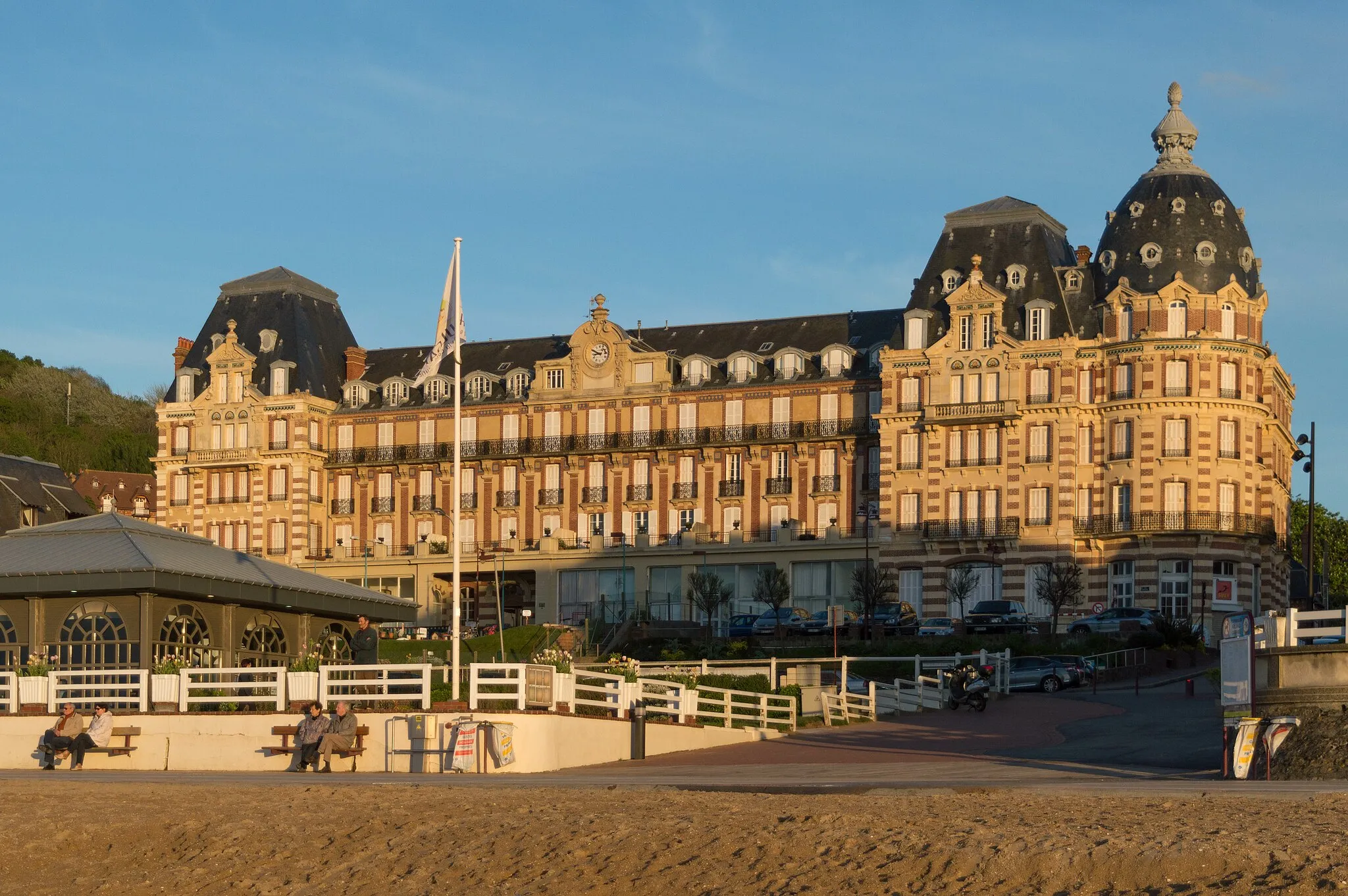 Photo showing: The Grand Hôtel d'Houlgate seen from te beach not long before sunset.
