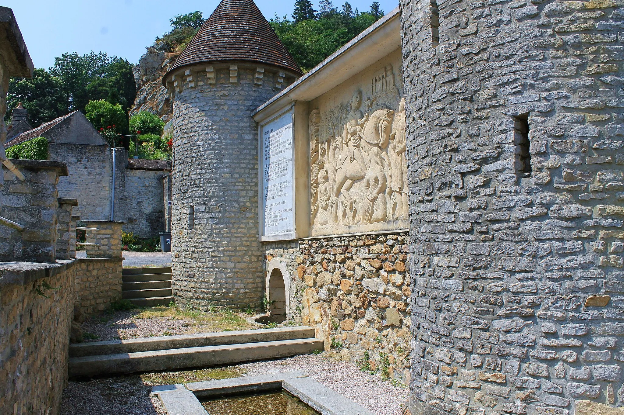 Photo showing: La Fontaine d'Arlette à Falaise (Calvados). Robert le magnifique y rencontra Arlette de leur union naitra Guillaume