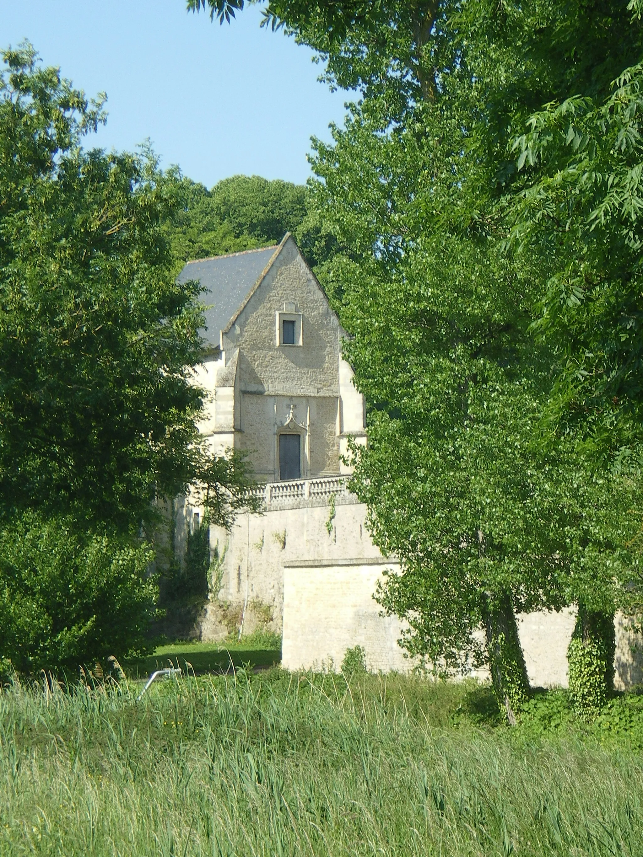 Photo showing: La chapelle du château de Bénouville vue depuis le chemin de halage du Canal de Caen à la mer.