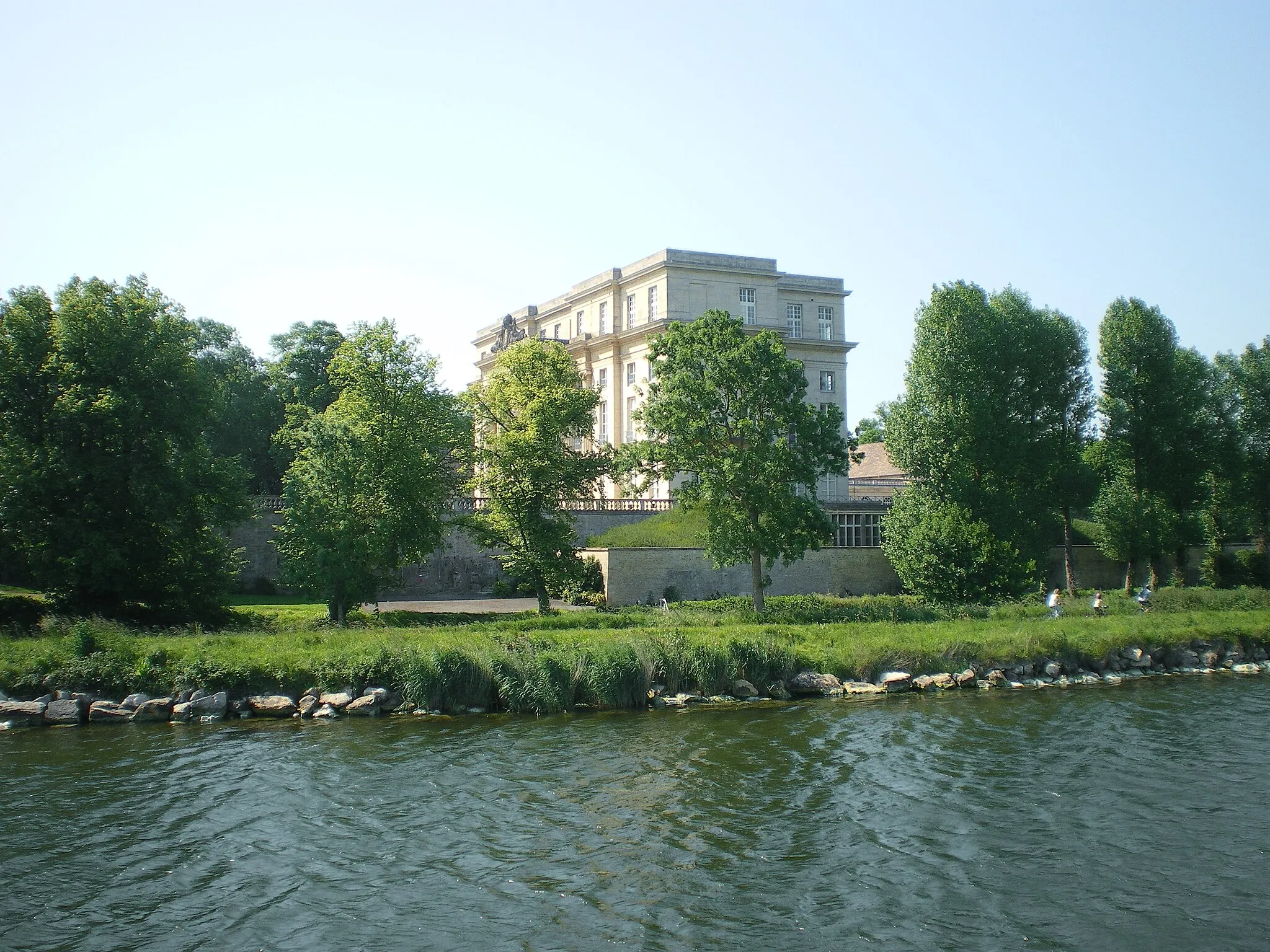 Photo showing: Le château de Bénouville vu depuis le Boëdic voguant sur le Canal de Caen à la mer.