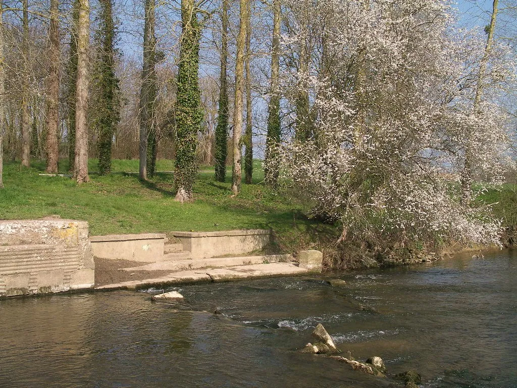 Photo showing: vestiges du lavoir de Banville au Pont de Reviers sur la Seulles (Calvados)