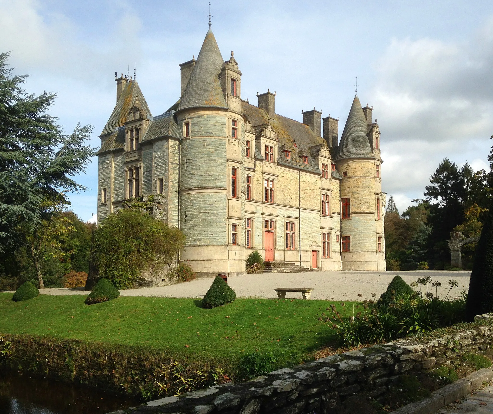 Photo showing: Façade principale du château des Ravalet