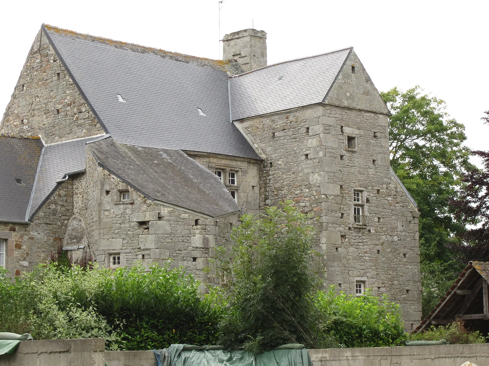 Photo showing: This building is indexed in the base Mérimée, a database of architectural heritage maintained by the French Ministry of Culture, under the reference PA00132690 .