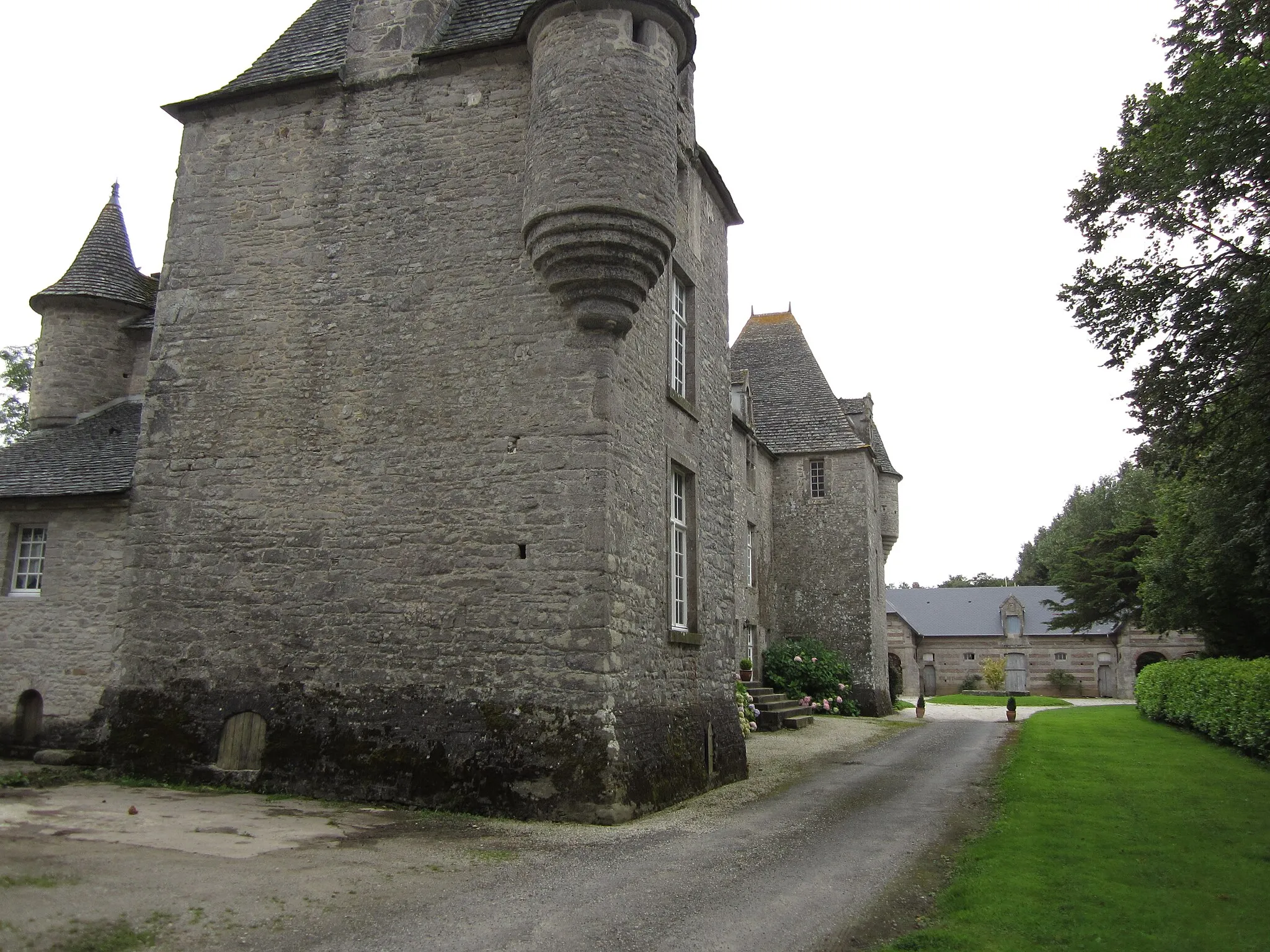 Photo showing: This building is indexed in the base Mérimée, a database of architectural heritage maintained by the French Ministry of Culture, under the reference PA00110346 .