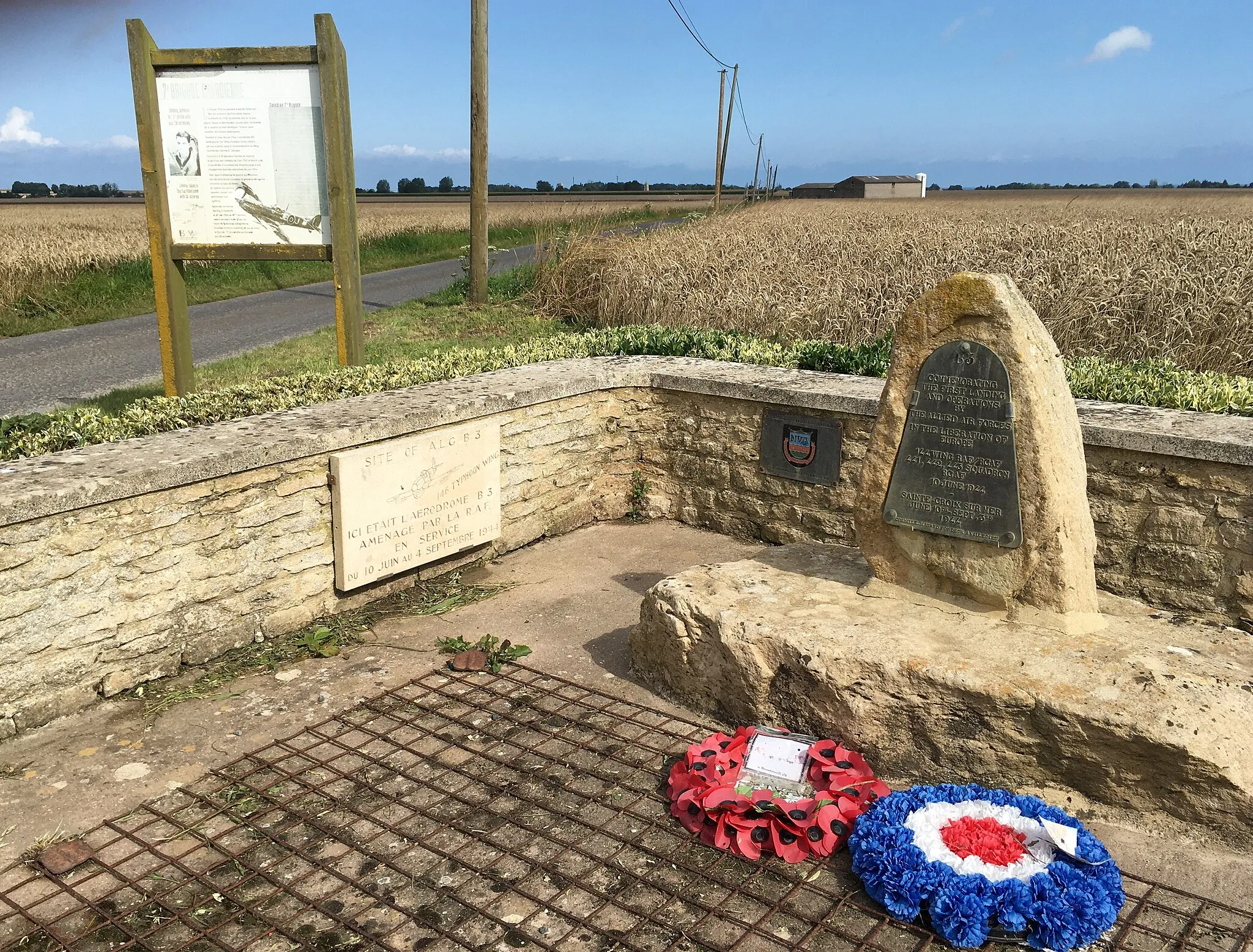 Photo showing: Stele and plaques commemorating the RAF units operating from the ALG-B3 in Sainte-Croix-sur-Mer between 10th June and 4th September 1944