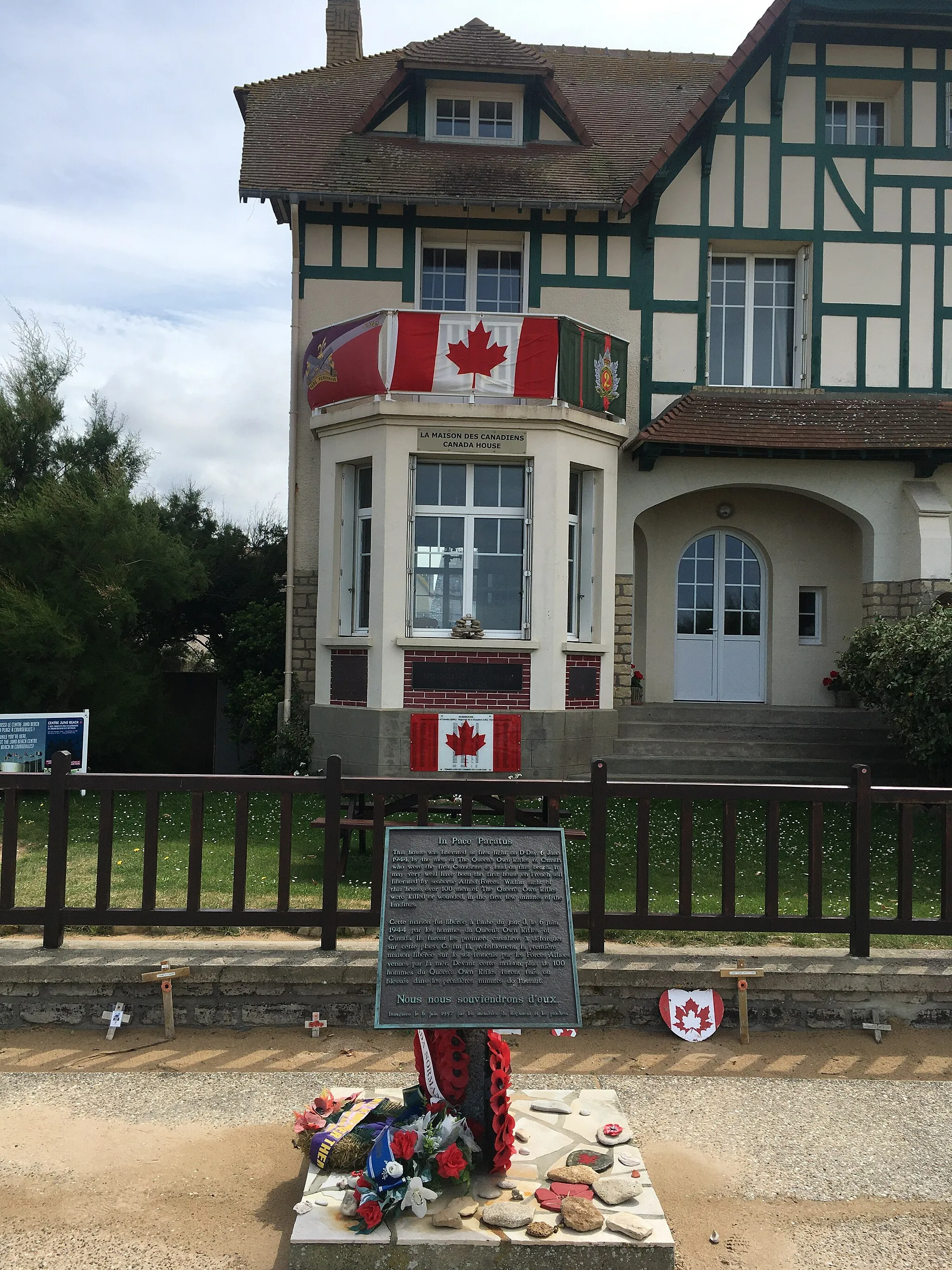 Photo showing: Front view of the Canada House with plaques commemorating Canadian soldiers who landed on Juno beach on 6th June 1944