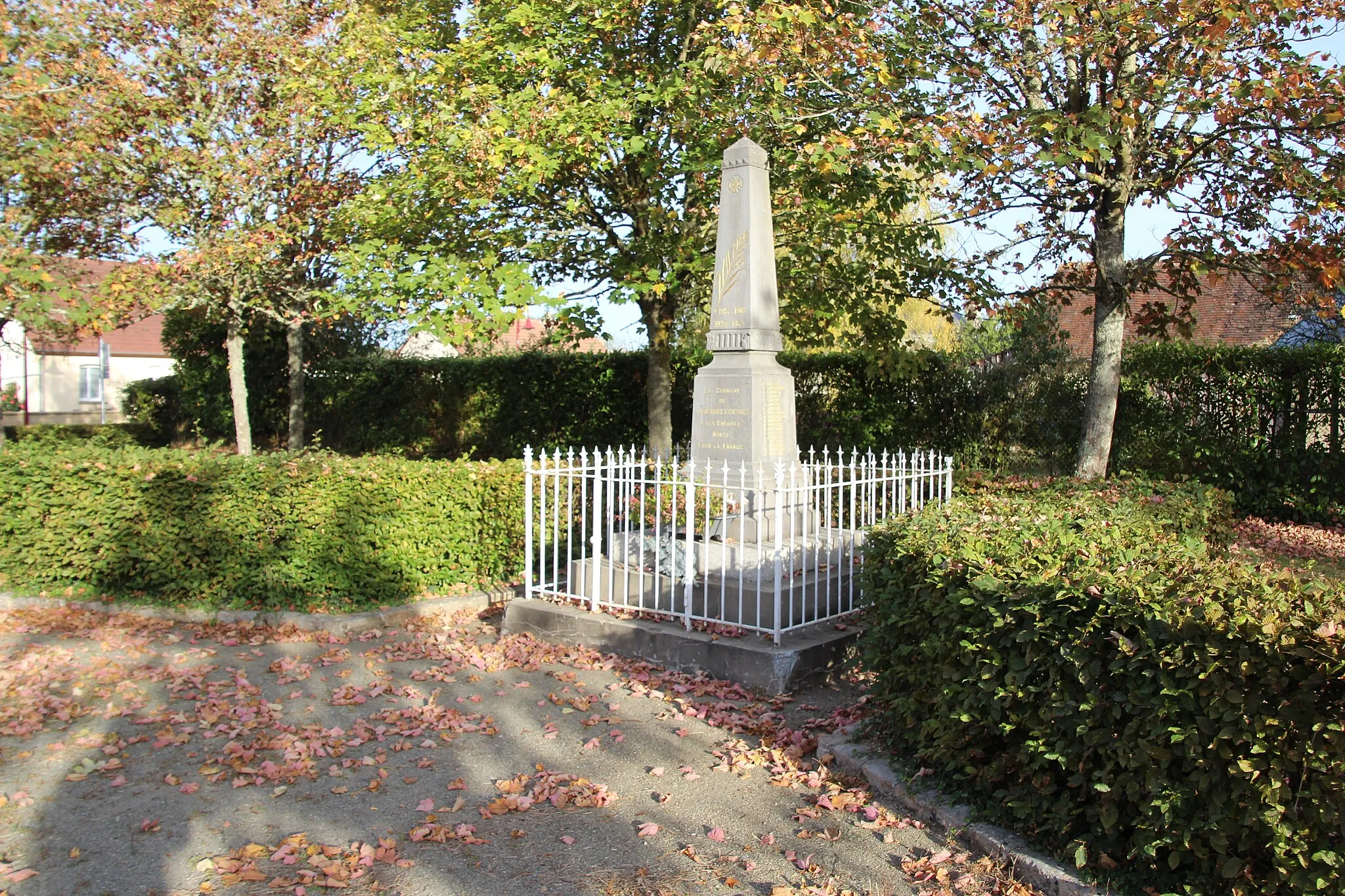 Photo showing: Monument aux morts La Fresnaye-sur-Chédouet- Wiki takes le Saosnois