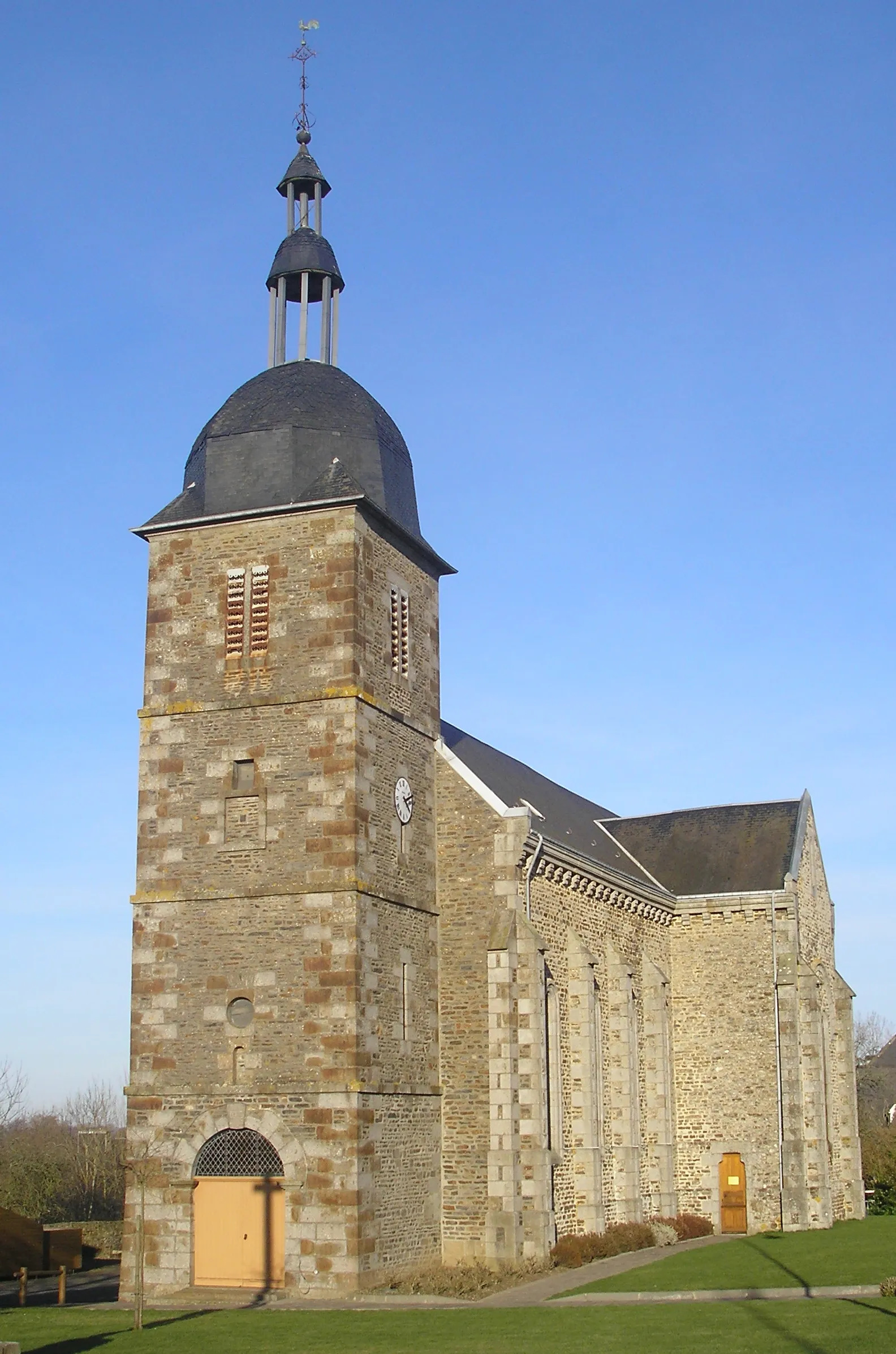 Photo showing: Saint-Quentin-les-Chardonnets (Normandie, France). L'église.