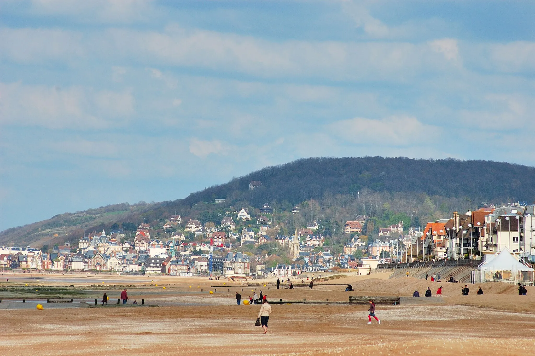 Photo showing: La plage de Cabourg avec en arrière-plan Houlgate et la butte d'Houlgate.