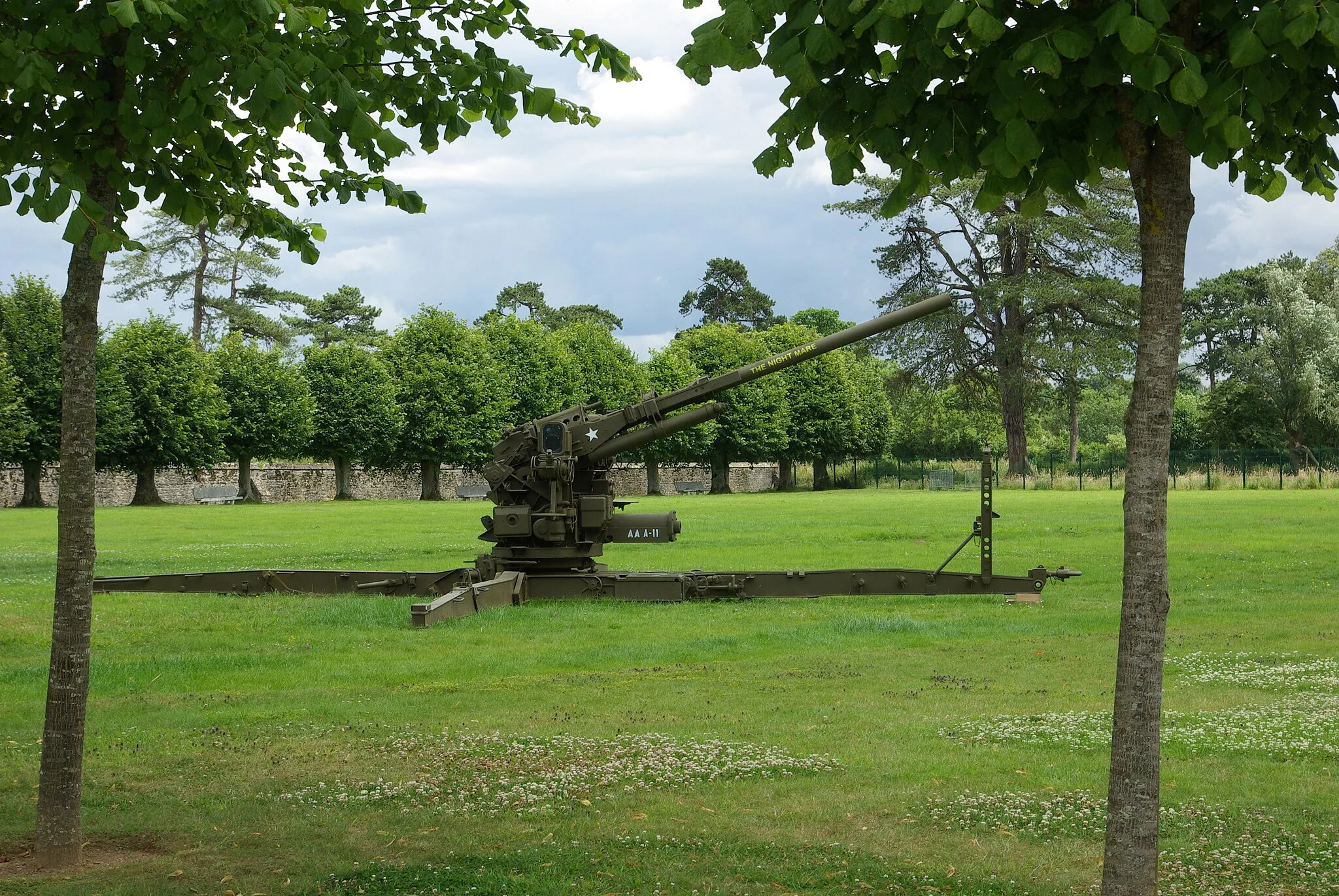 Photo showing: An anti-aircraft 90mm Gun M1 displayed to the Airborne Museum (Sainte-Mère-Église, France).