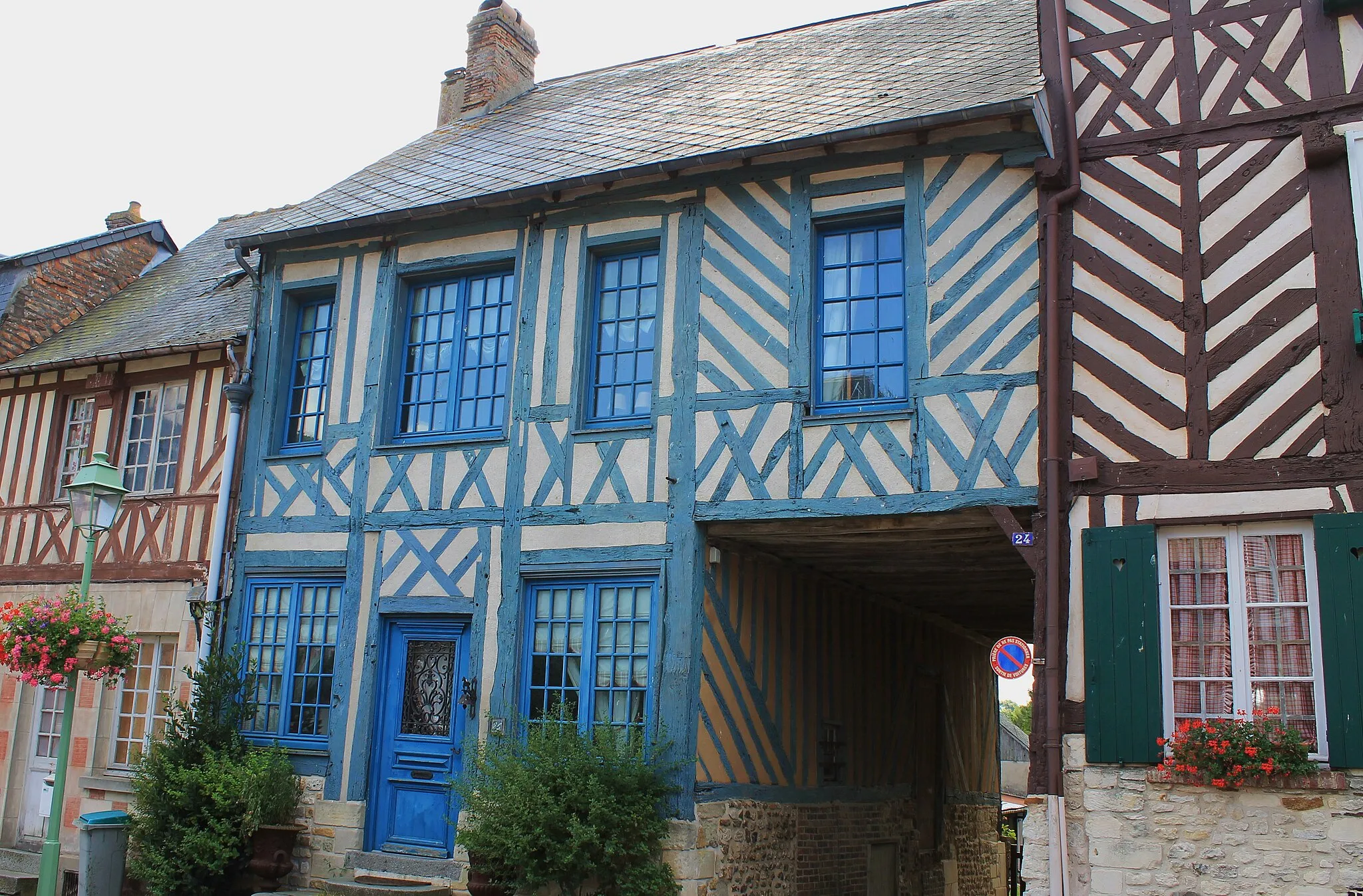 Photo showing: Maisons à pan de bois rue du Paradis à Beaumont-en-Auge (Calvados)