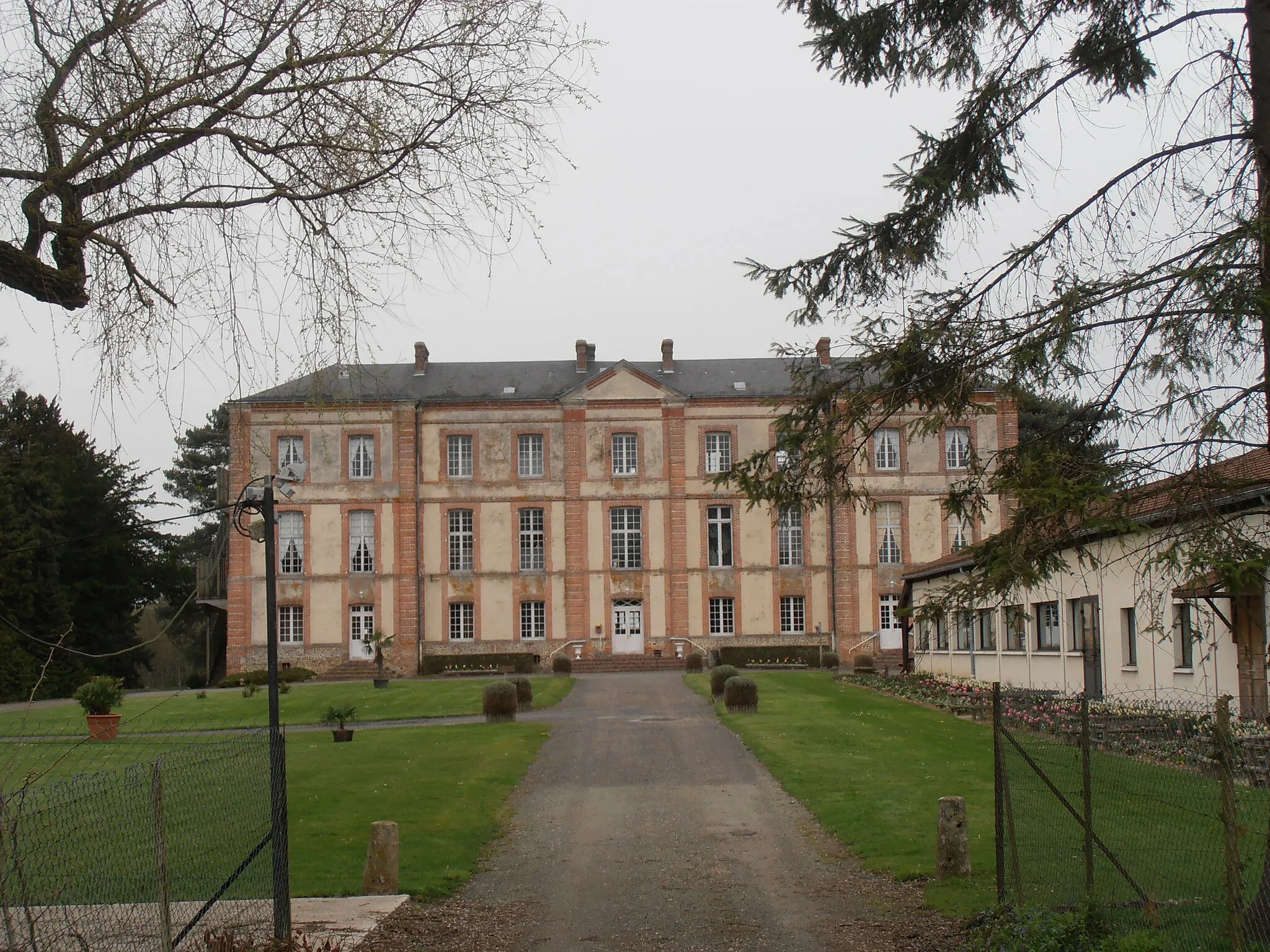 Photo showing: Saint-Martin-d’Ecublei, Orne, Château du Mesnil, construit de 1766 à 1868 (les deux tours qui bordent l'entrée principale sud portent les dates 1766 et 1767)