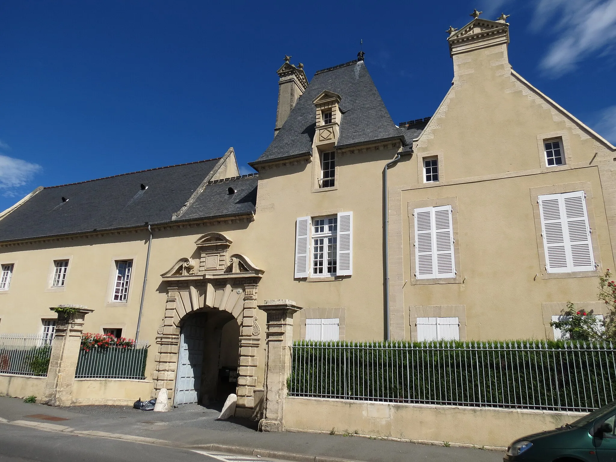 Photo showing: This building is indexed in the base Mérimée, a database of architectural heritage maintained by the French Ministry of Culture, under the reference PA00111066 .