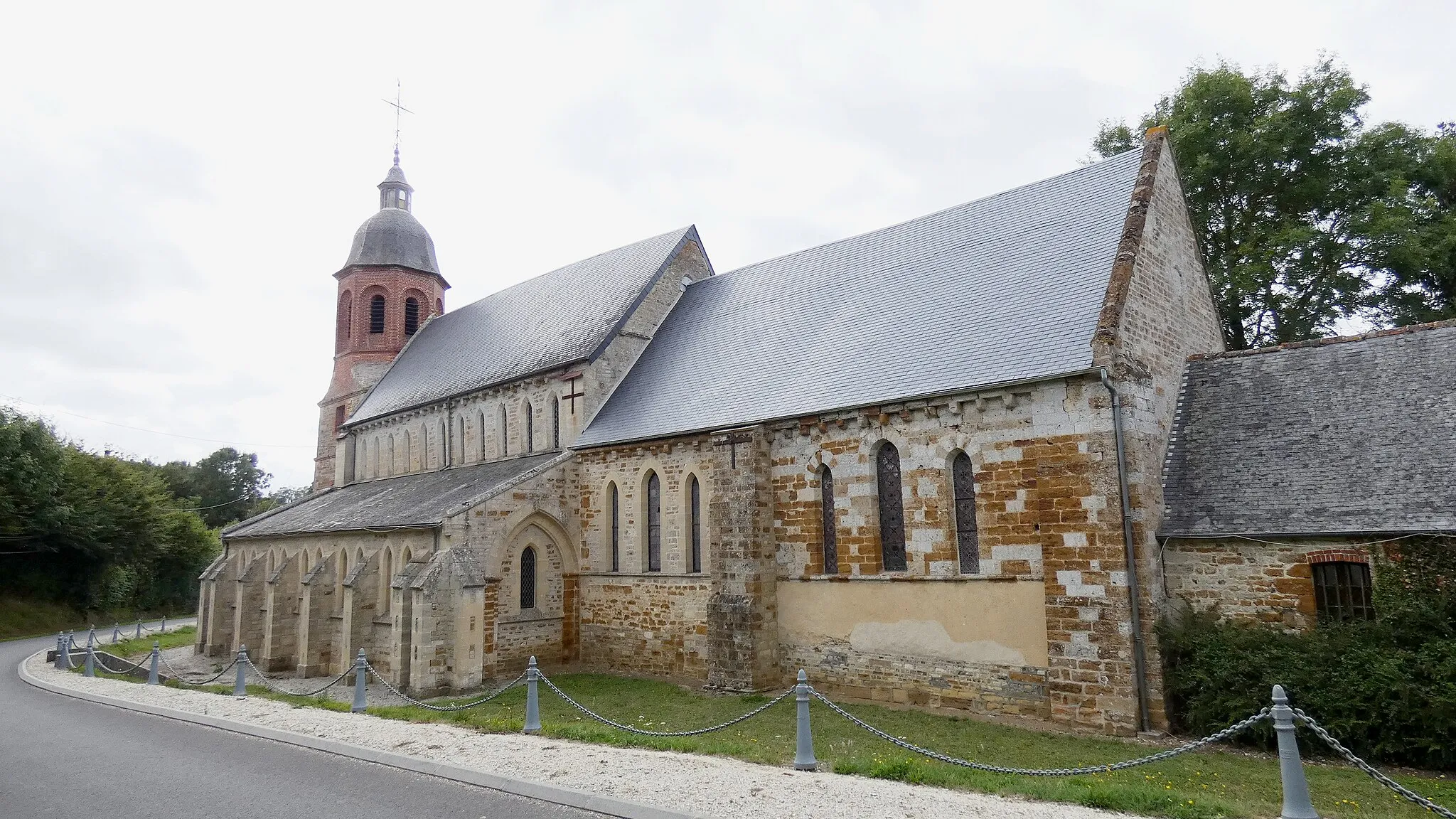 Photo showing: Saint-Evroult-de-Montfort (Normandie, France). L'église Saint-Évroult.