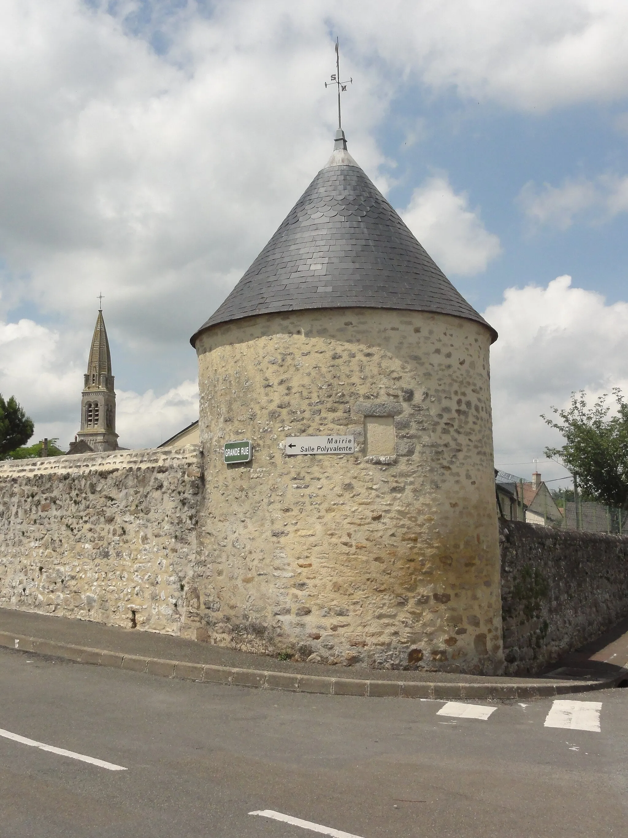 Photo showing: Fyé (Sarthe) tour ronde (Four à chanvre?)