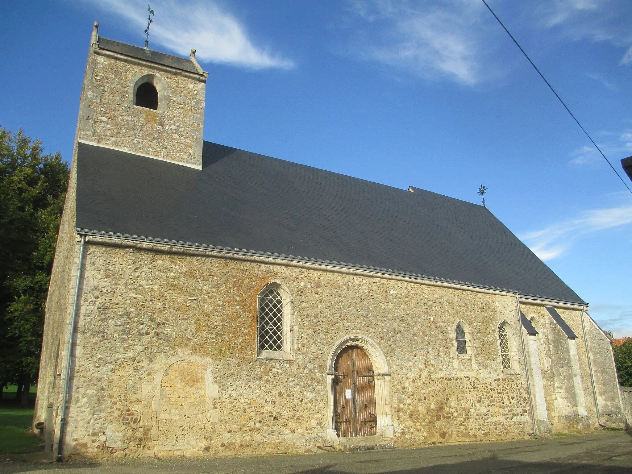 Photo showing: Église Saint-Denis d'Aillières, à Aillières-Beauvoir, dans la Sarthe.