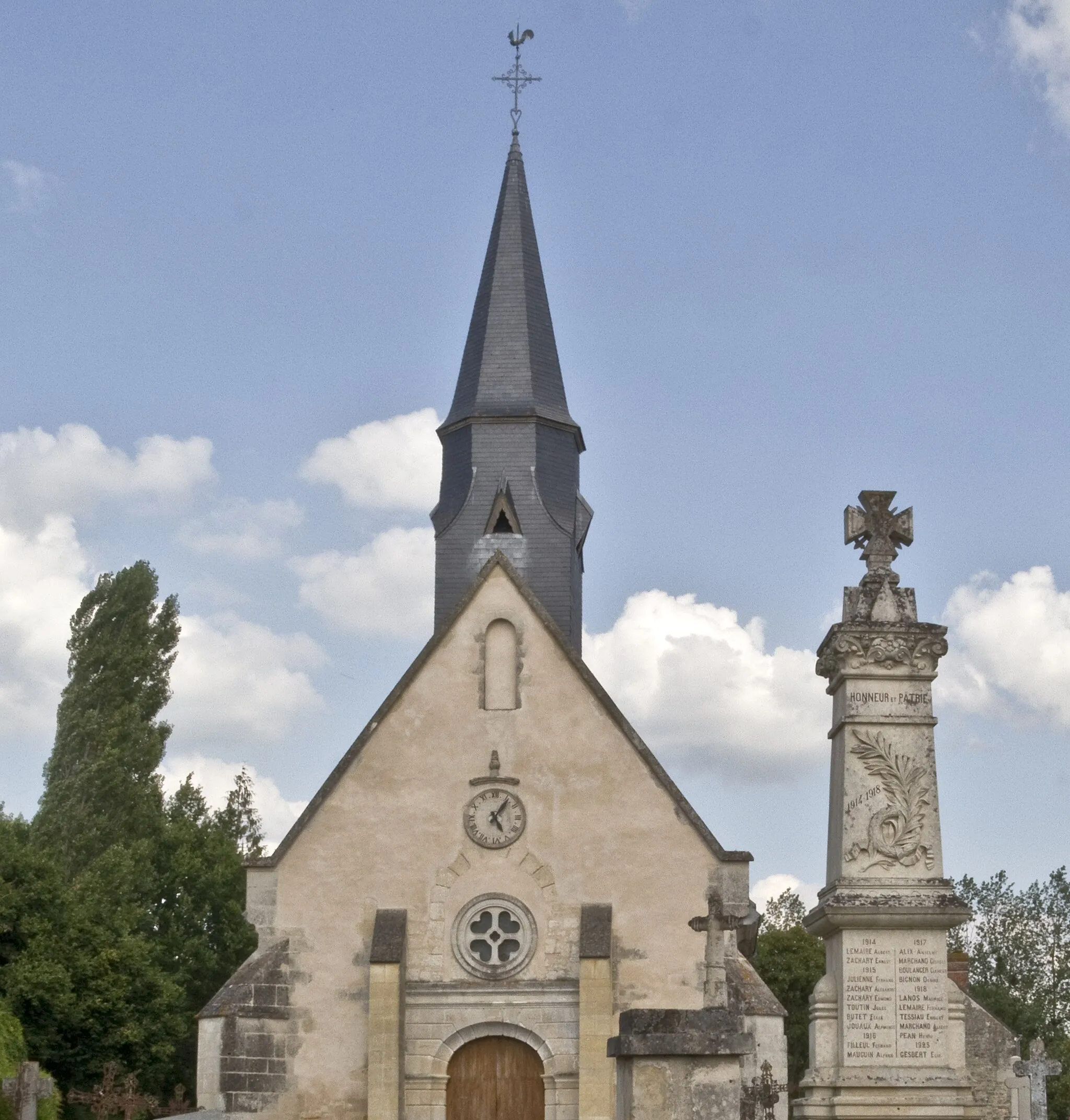 Photo showing: église de la Trinité, monument aux morts, Roullée, Villeneuve-en-Perseigne, 72600, France