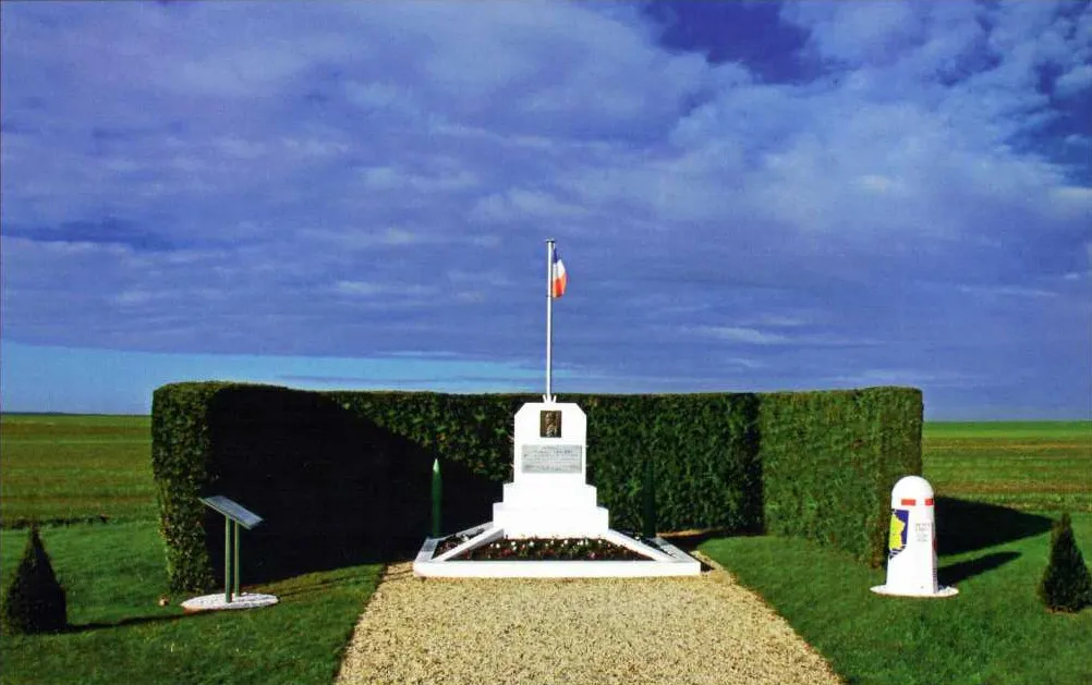 Photo showing: Monument situé à l'entrée du bourg