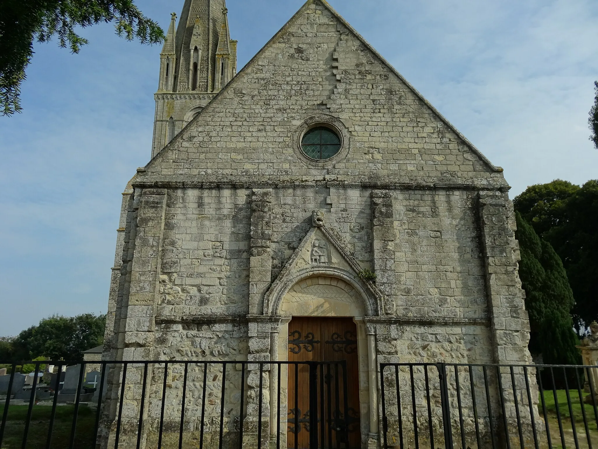 Photo showing: Ducy-Ste-Marguerite (calvados) le tiers inférieur du mur est appareillé en arête-de-poisson.