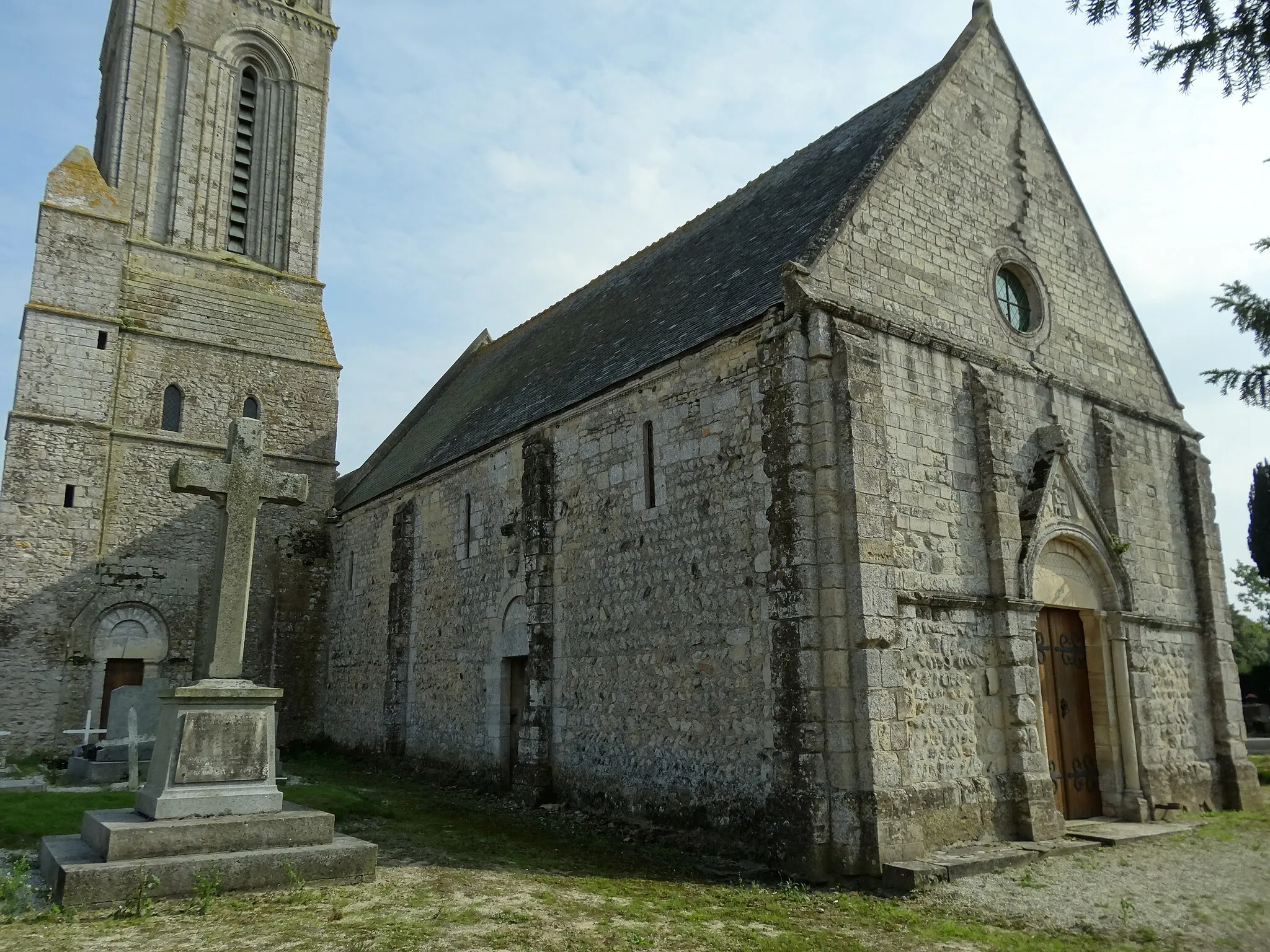 Photo showing: Ducy-Ste-Marguerite (Calvados)  les murs ouest et nord de l'église appareillés en arête de poisson et la tour vus du nord-ouest