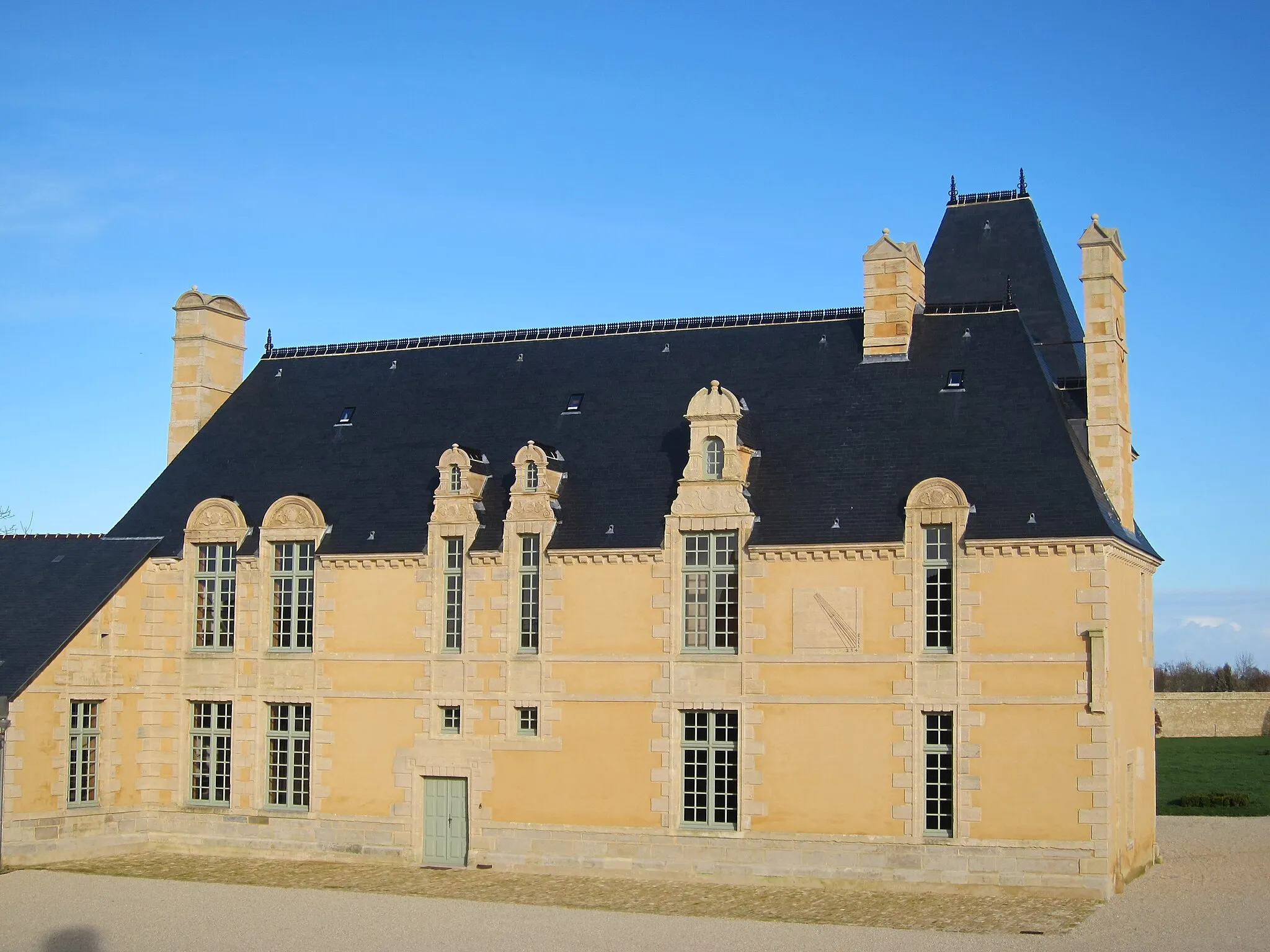Photo showing: Façade ouest sur cour du Manoir de Cremel