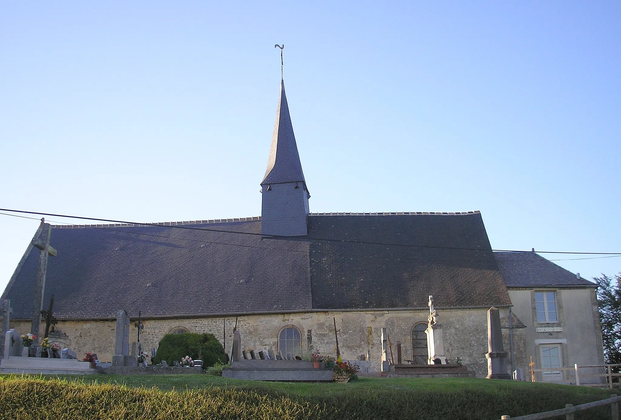 Photo showing: Ginai (Normandie, France). L'église Saint-Denis et la mairie au chevet.