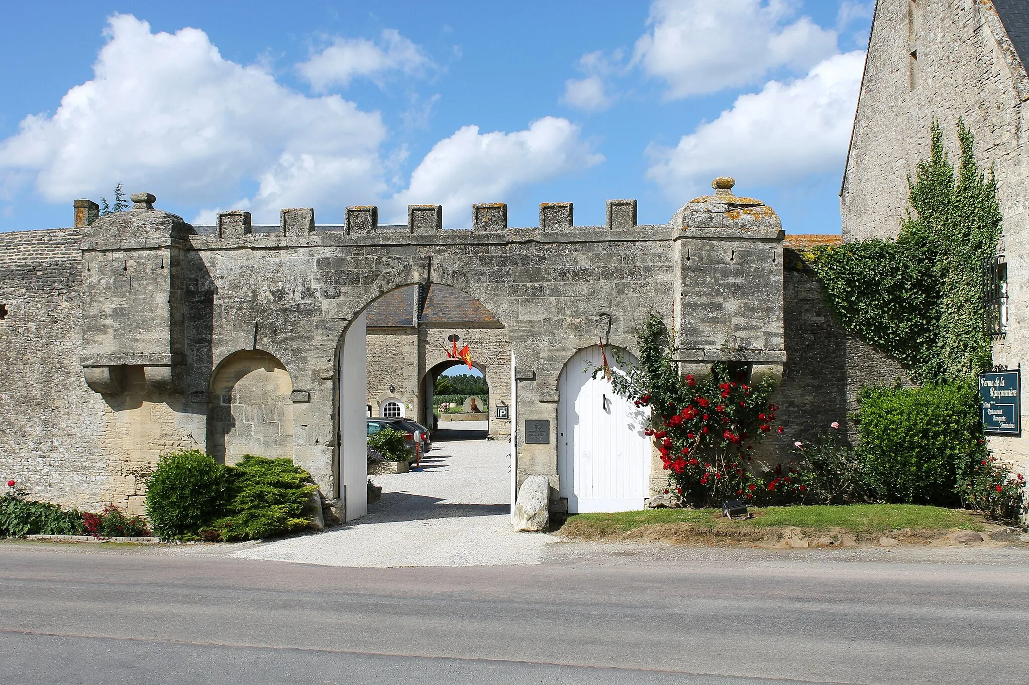 Photo showing: Portail de la Ferme de la Rançonnière (XVIIe siècle) à Crépon (Calvados)