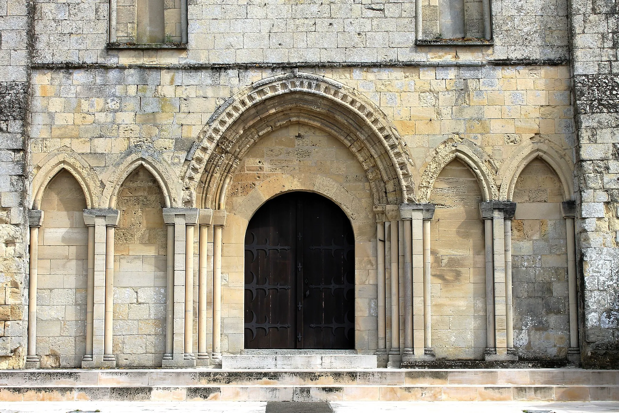 Photo showing: Portail occidental de l'église Saint-Pierre de Fontaine-Étoupefour (Calvados)