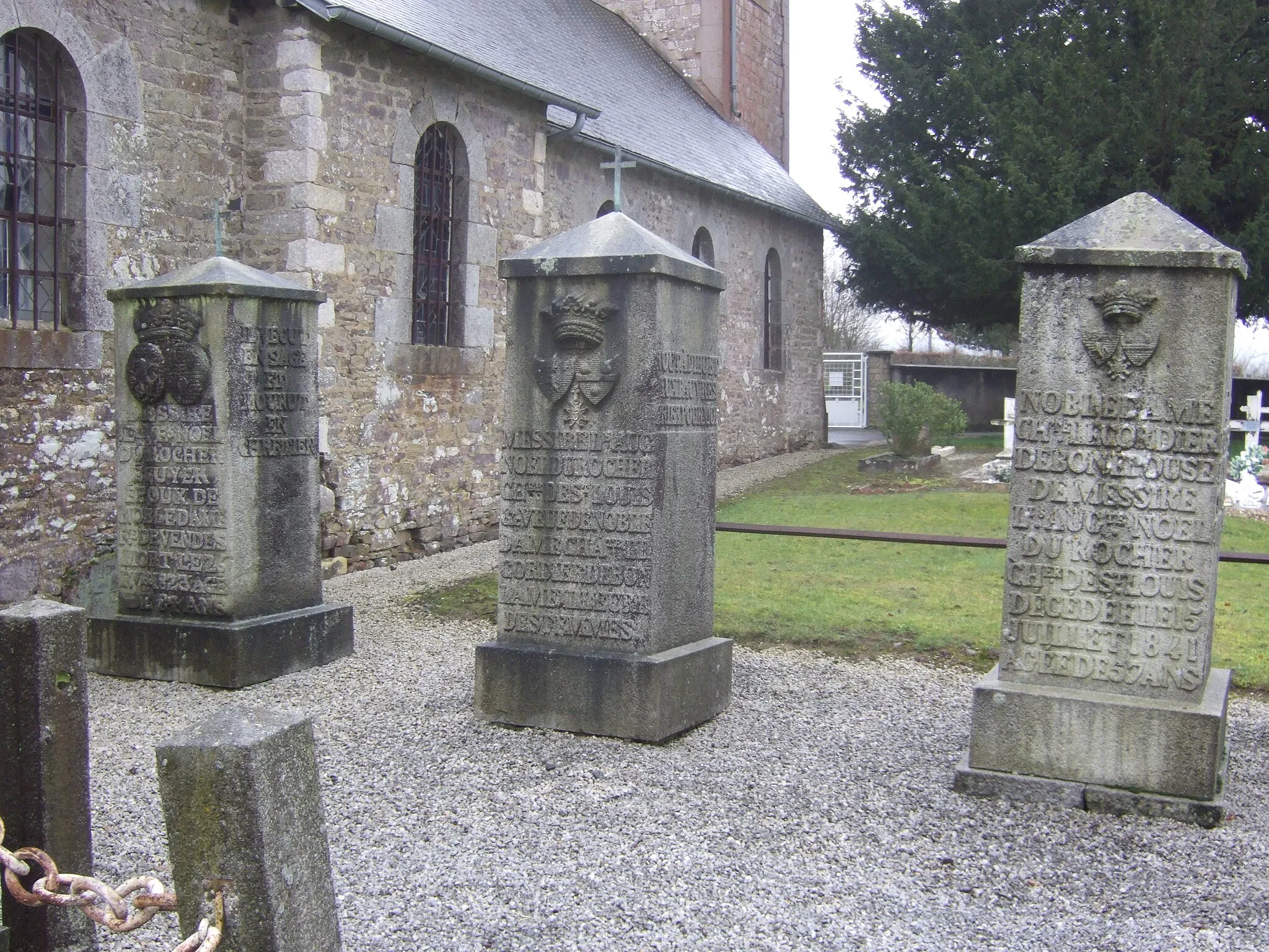 Photo showing: Tombes du XIXe siècle à côté de l'église de La Bigne (14).