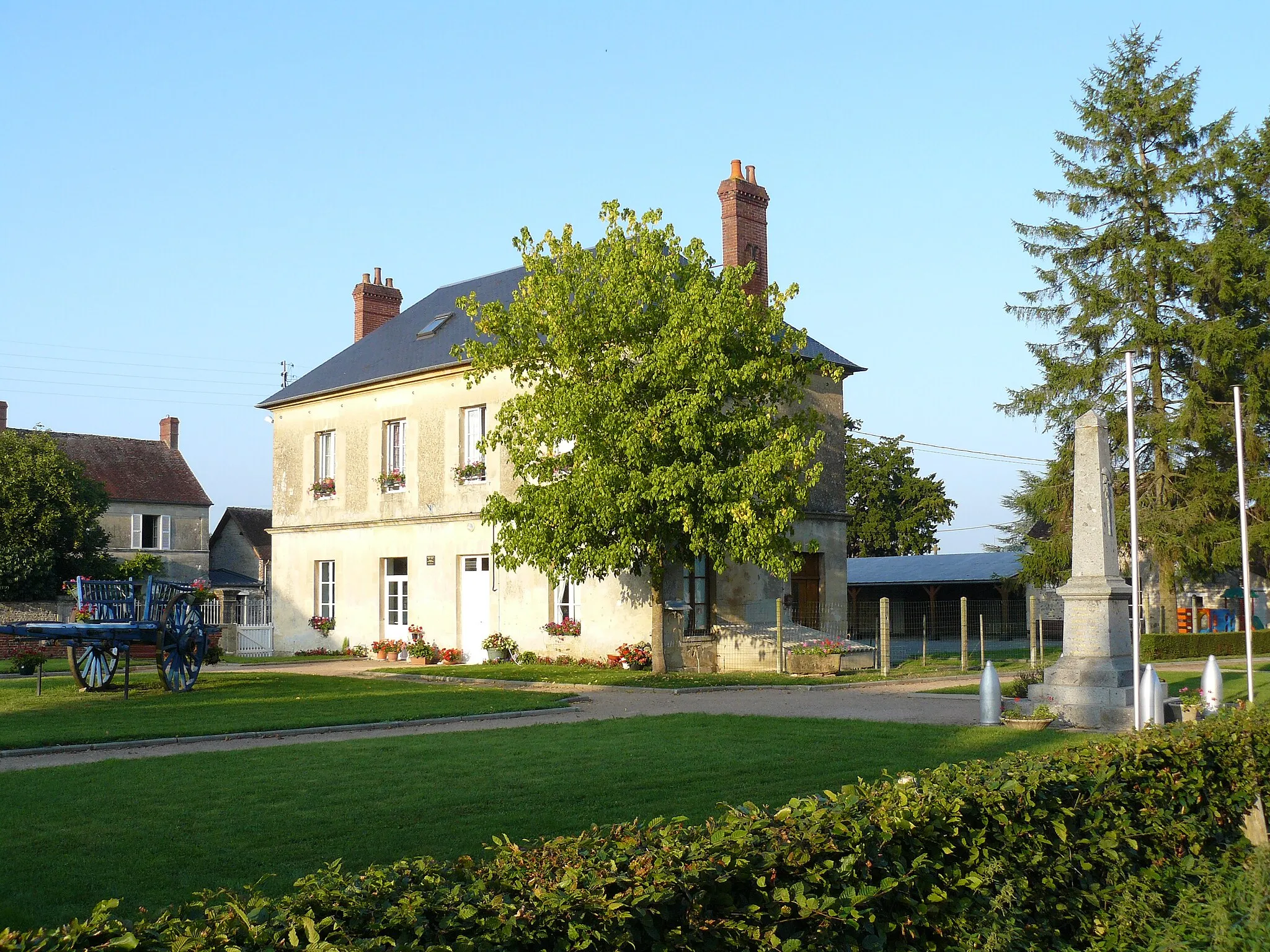 Photo showing: Plan large sur l'école et le monument aux morts