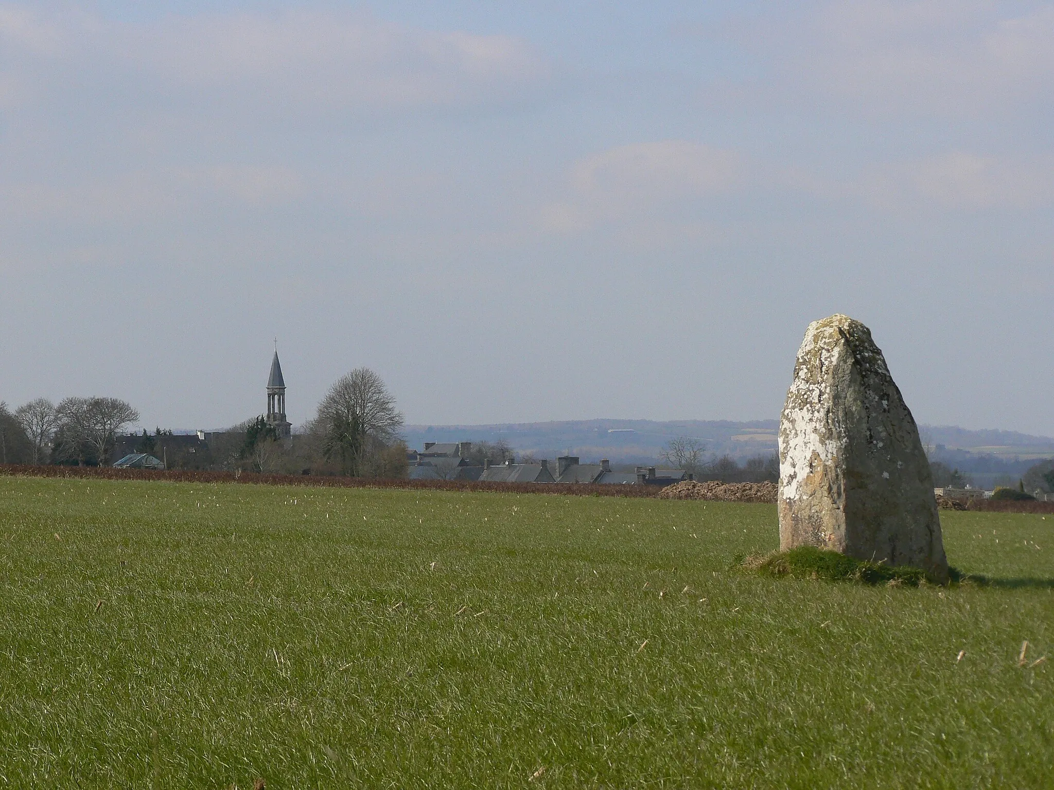 Photo showing: Le menhir de la roche au diable et le bourg de Sougéal