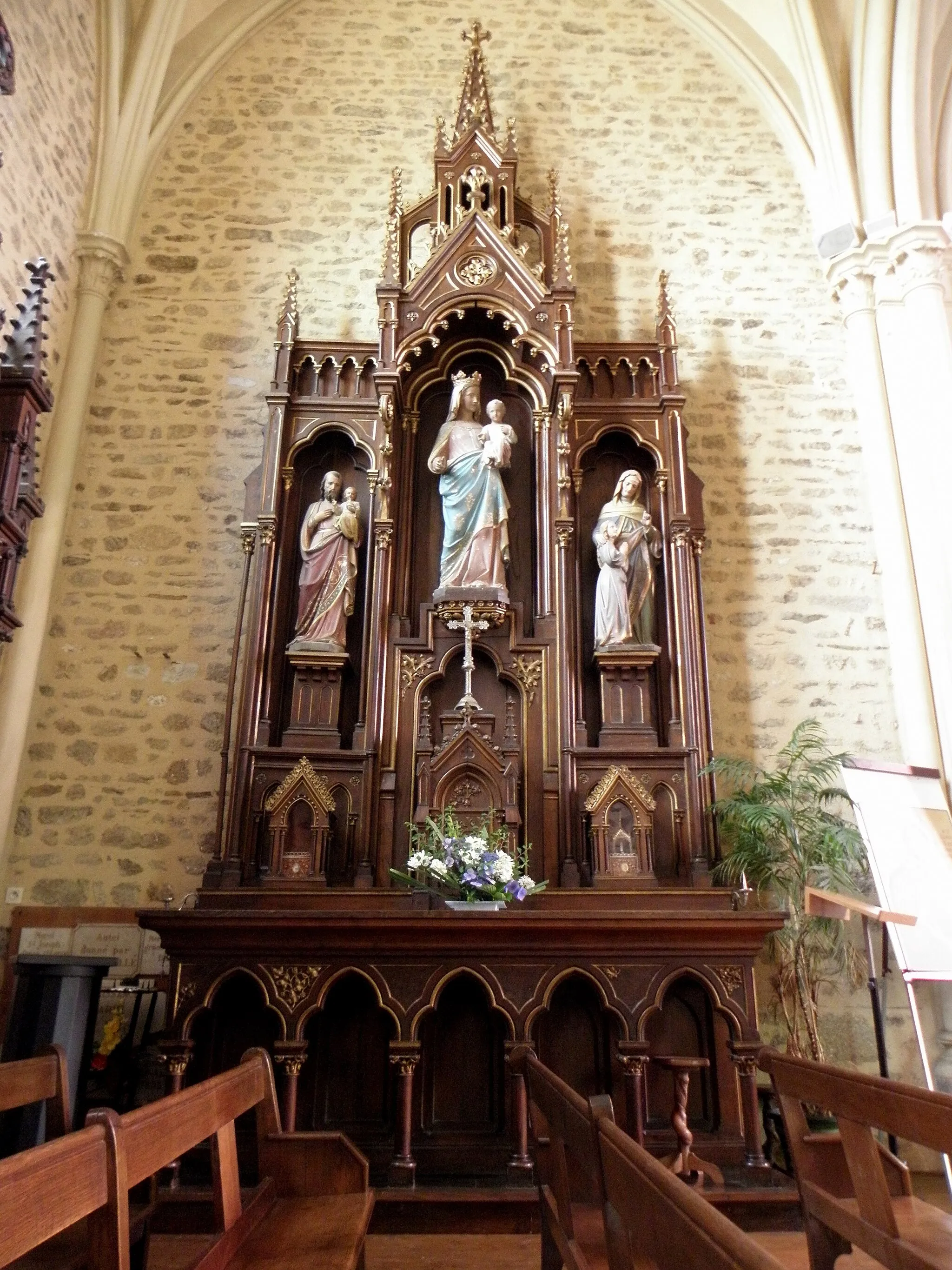 Photo showing: Intérieur de l'église Saint-Martin de Lécousse (35). Autel et retable du croisillon nord. 1885. Jean-Julien Herault (Rennes 20/07/1814- Rennes 26/07/1888) sculpteur.