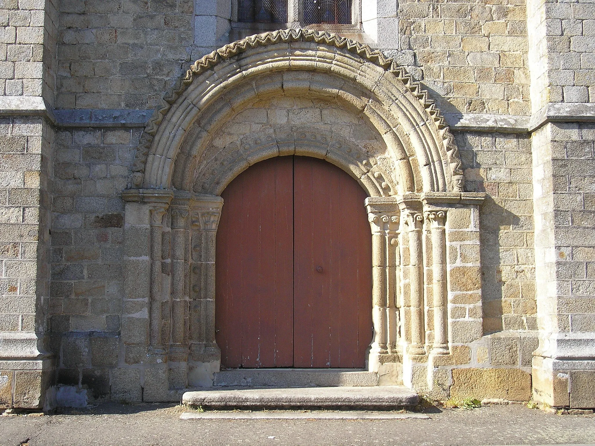 Photo showing: Sartilly (Normandie, France). Le portail roman de l'église Saint-Pair.