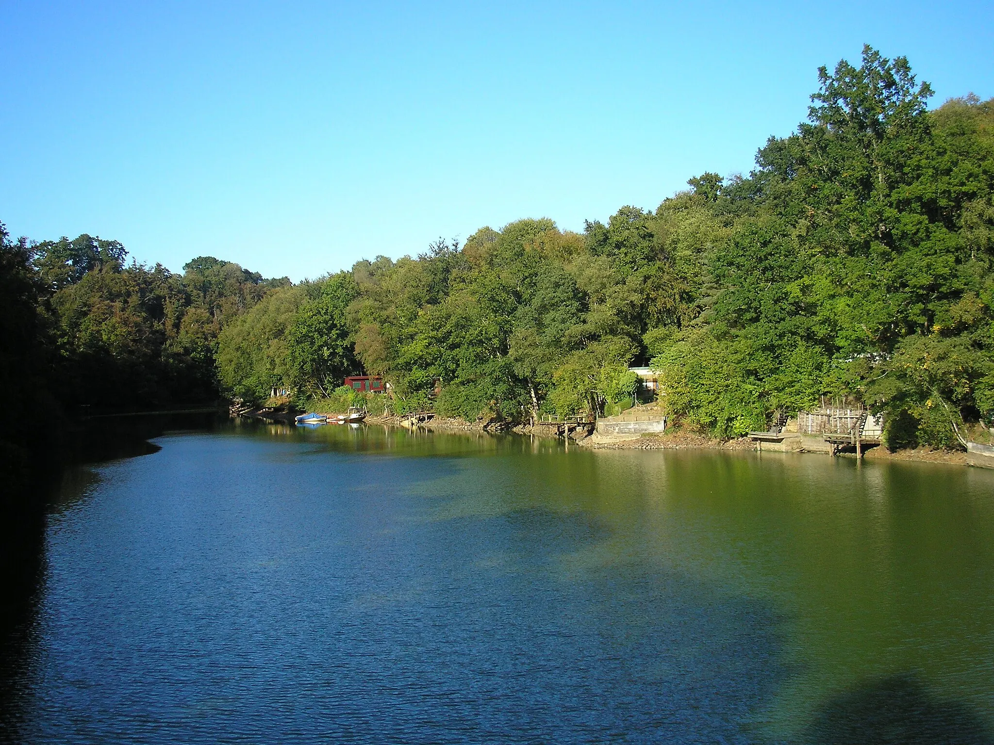 Photo showing: Isigny-le-Buat et Virey (Normandie, France). Le lac de Vezins au pont des Biards. Bras alimenté par le ruisseau l'Yvrande.