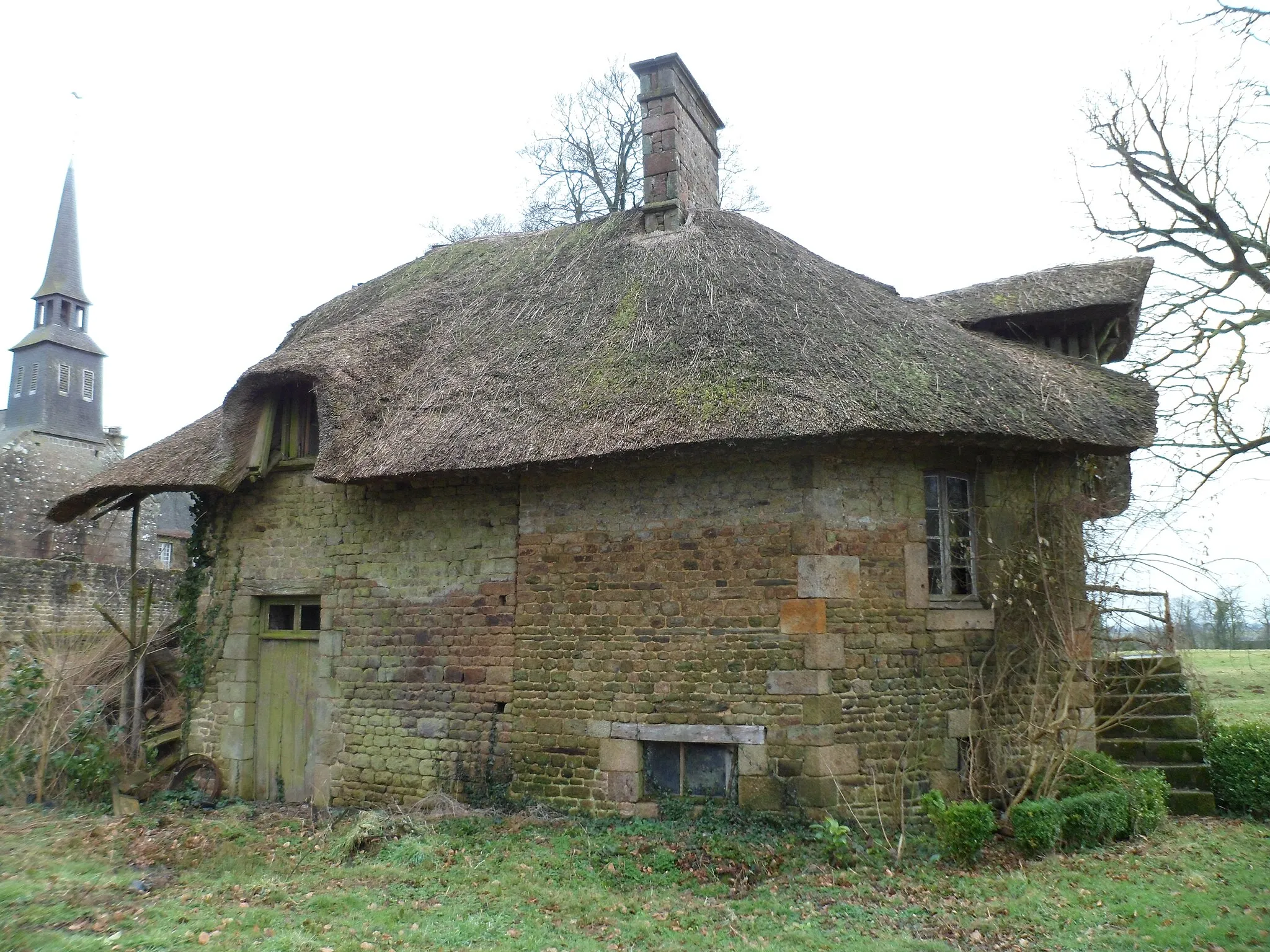 Photo showing: chaumière de 1830
Domaine de l'ancien château de Saint-Symphorien