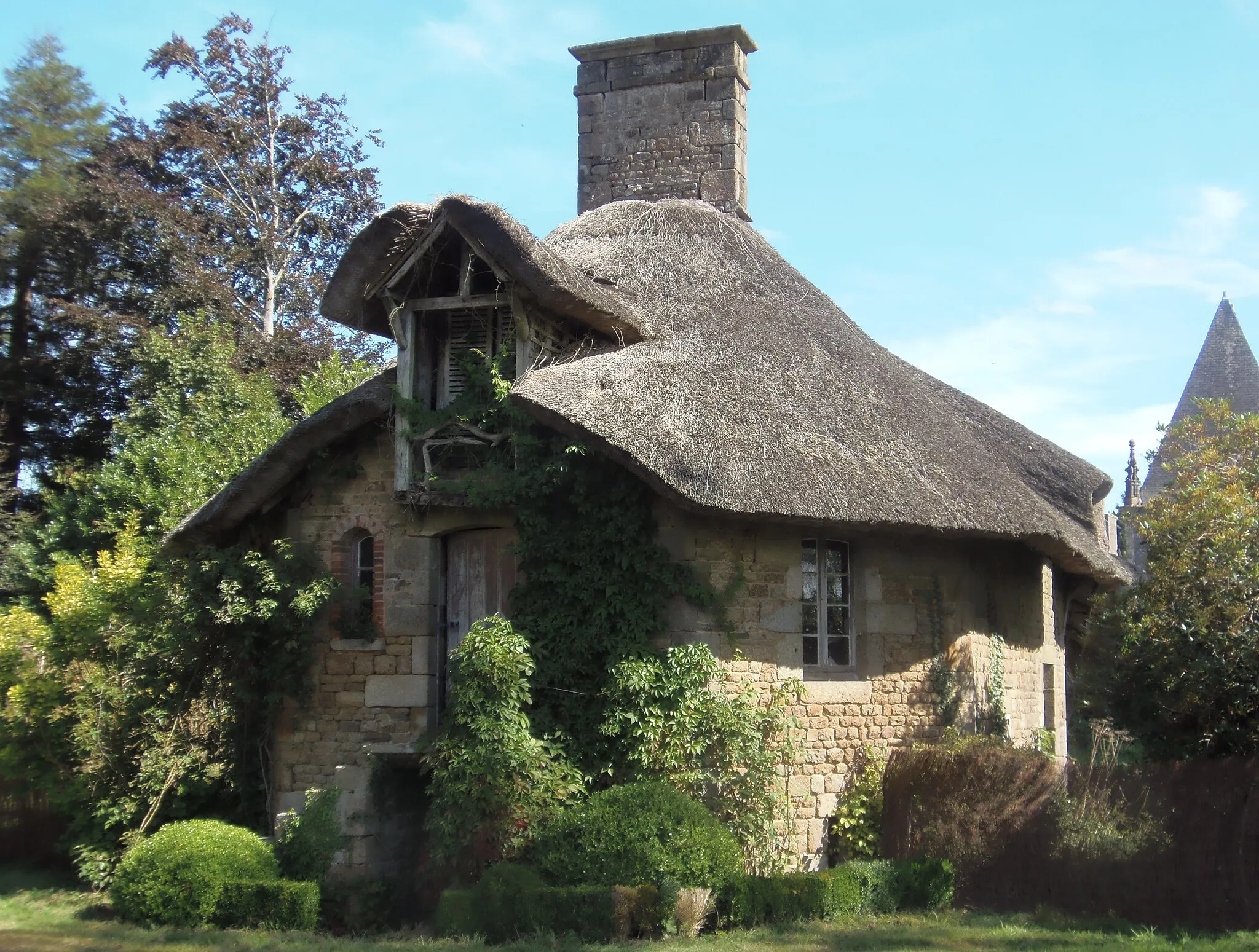 Photo showing: Saint-Symphorien-des-Monts (Normandie, France). Chaumière du domaine du château.