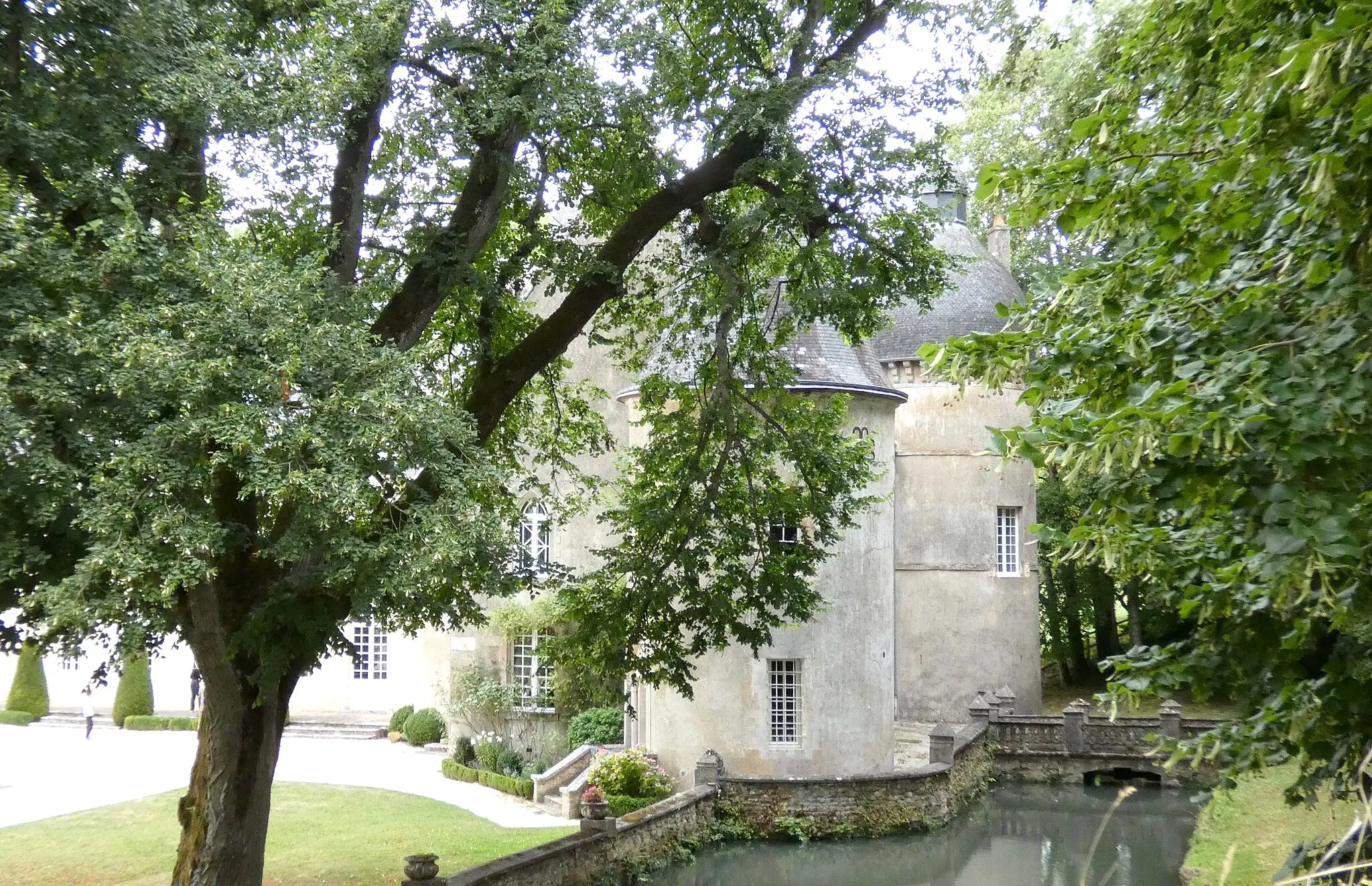 Photo showing: Cisai-Saint-Aubin (Normandie, France). Les douves et les tours est du château.