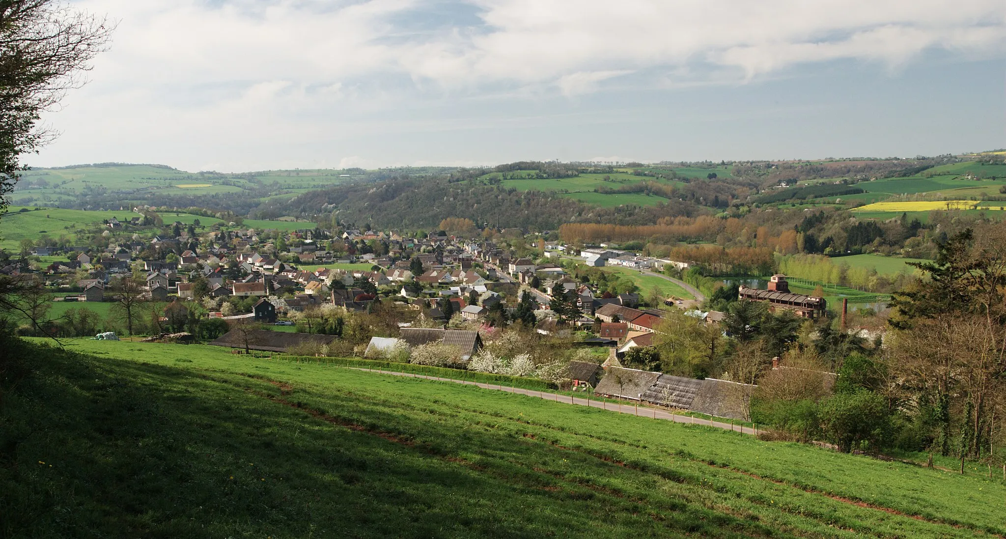 Photo showing: Le village de Saint-Rémy-sur-Orne dans son environnement.