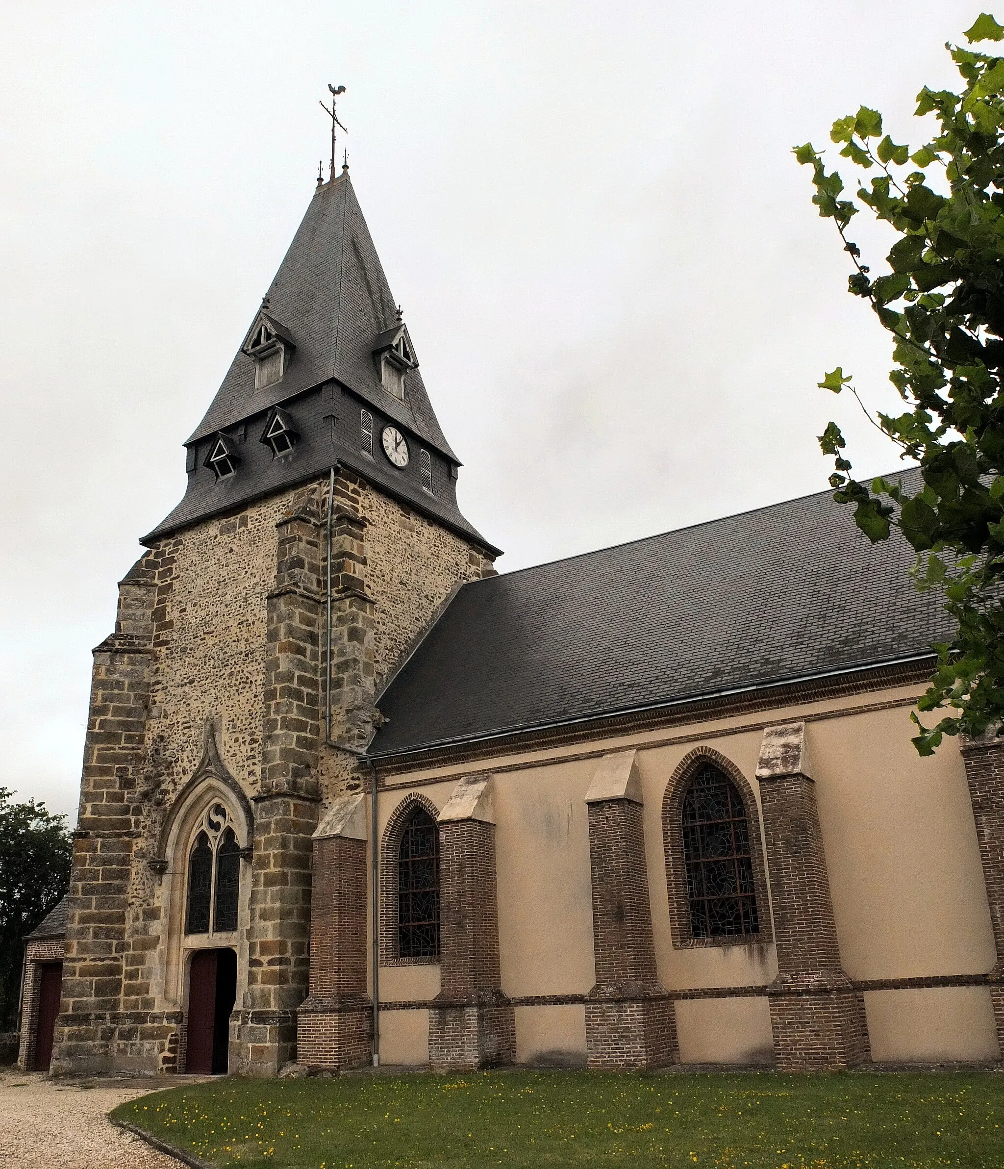 Photo showing: Les Aspres (France - dép. de l'Orne - région Normandie) —  Église Notre-Dame-de-l'Assomption. XVIIIe siècle. - La tour-clocher et son toit pavilon. Voir →
https://www.patrimoine-religieux.fr/eglises_edifices/61-Orne/61422-Aspres/147165-EgliseNotre-DamedelAssomption