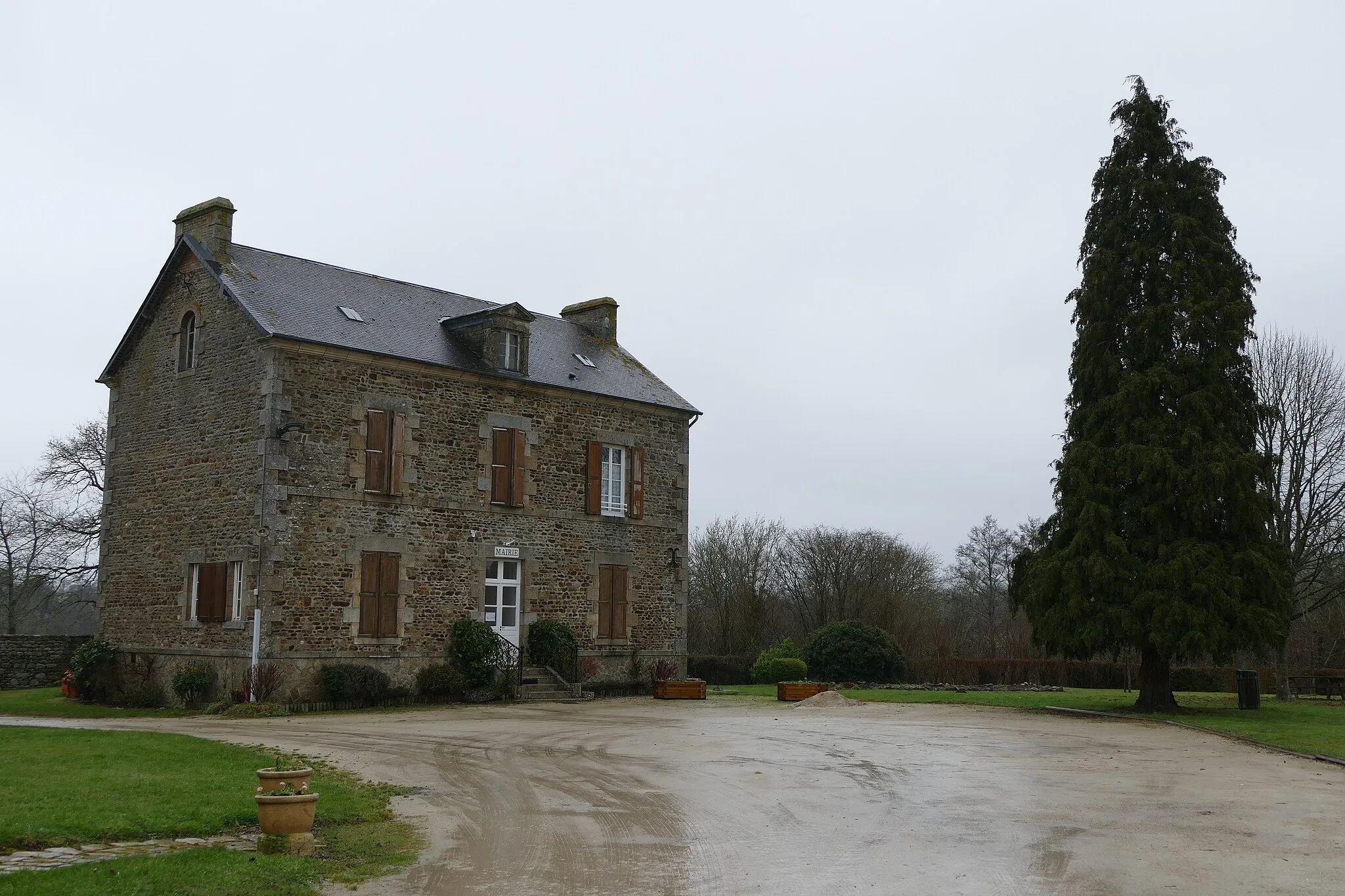 Photo showing: The city hall in La Roche-Mabile (Orne, Normandie, France).