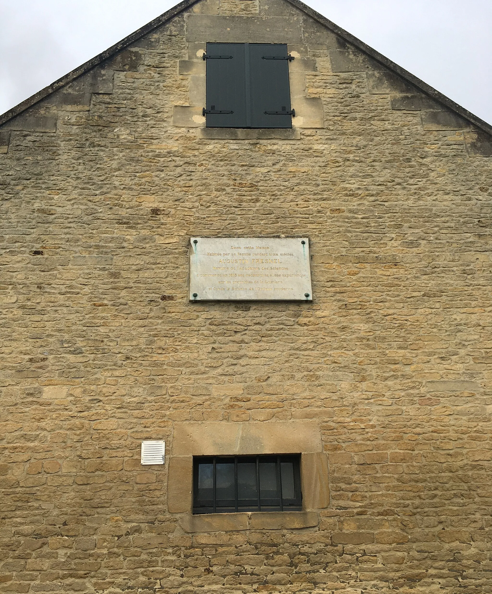 Photo showing: Plaque posée sur la maison des Fresnel dans laquelle il aurait commencé ses travaux sur l'optique
