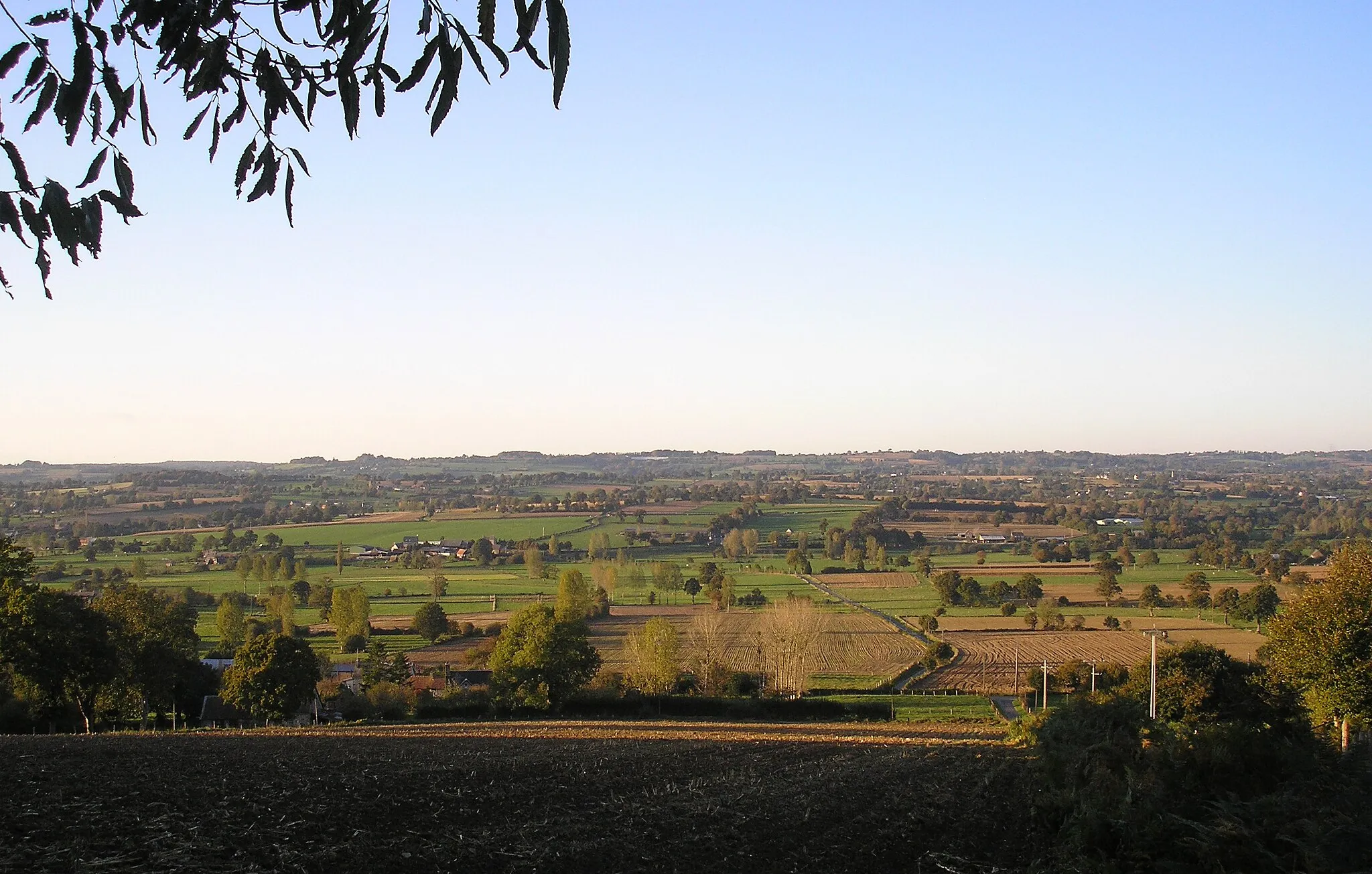 Photo showing: Vernix (Normandie, France). Le site de la commune vu du territoire du Petit-Celland. Le bourg est au centre gauche de l'image.