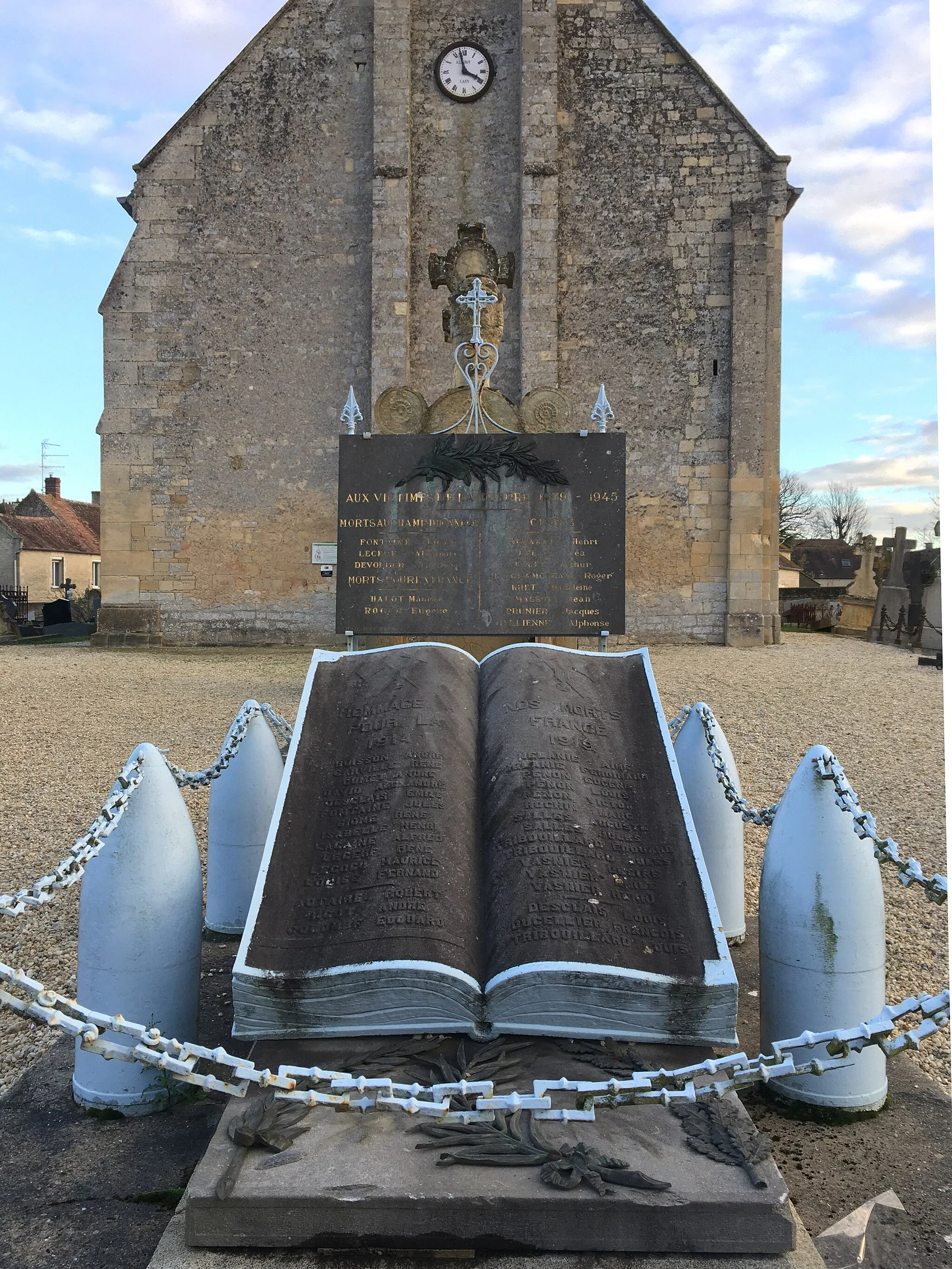 Photo showing: Monument aux morts devant l'église de Mathieu