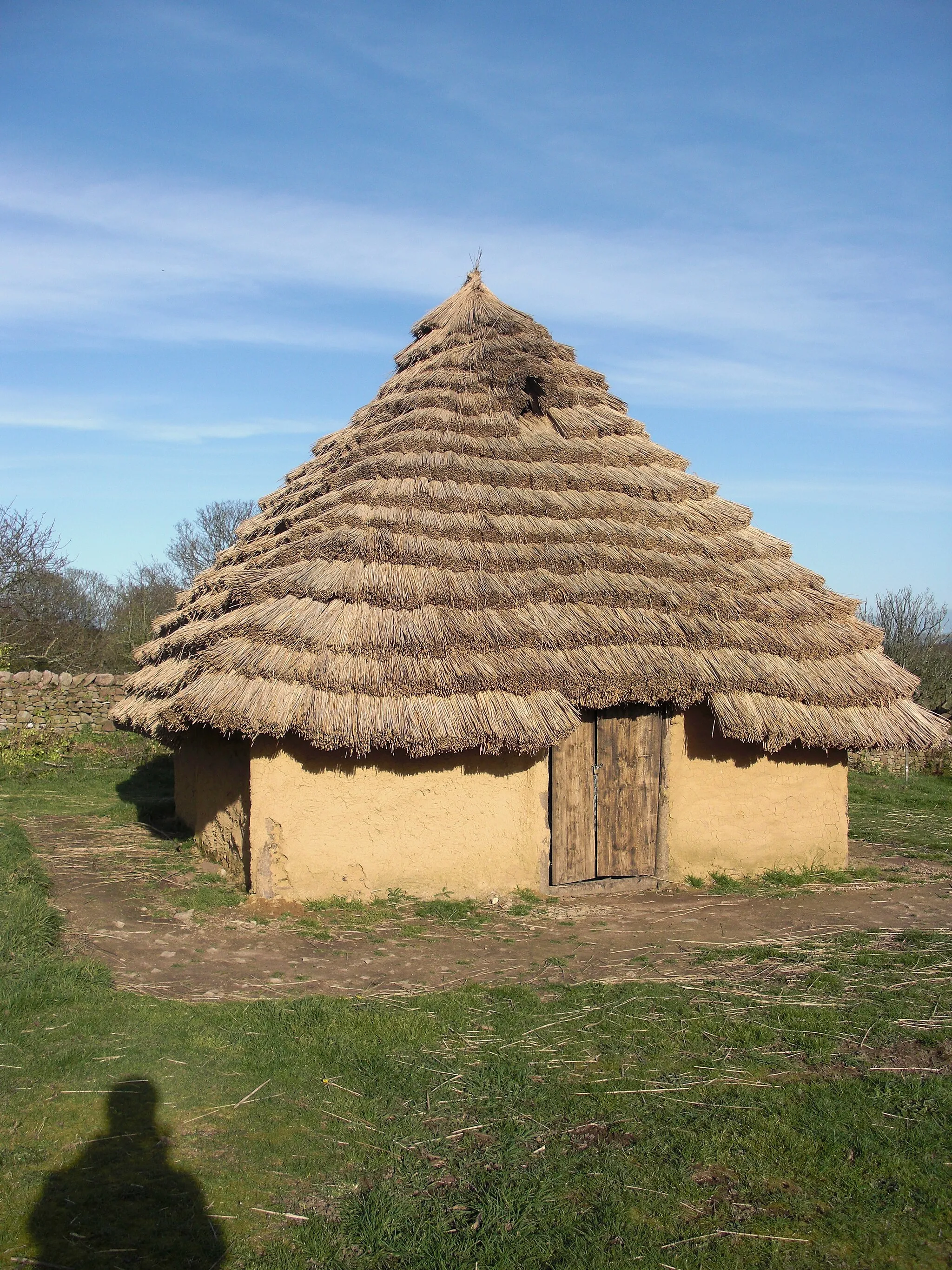 Photo showing: Reconstitution d'une ferme gauloise au Tourp lors d'une exposition à thème