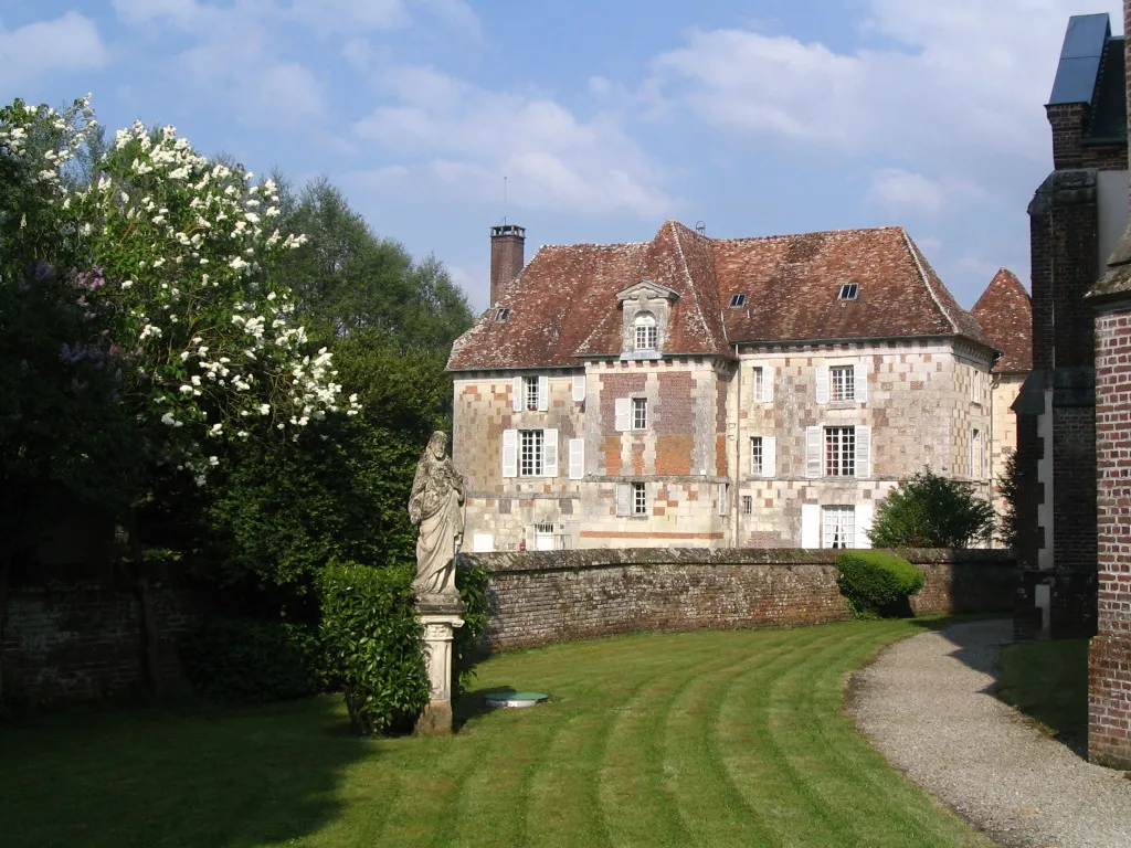 Photo showing: Le château de Hermival-les-Vaux, petit village de France, derrière la place de l'église
