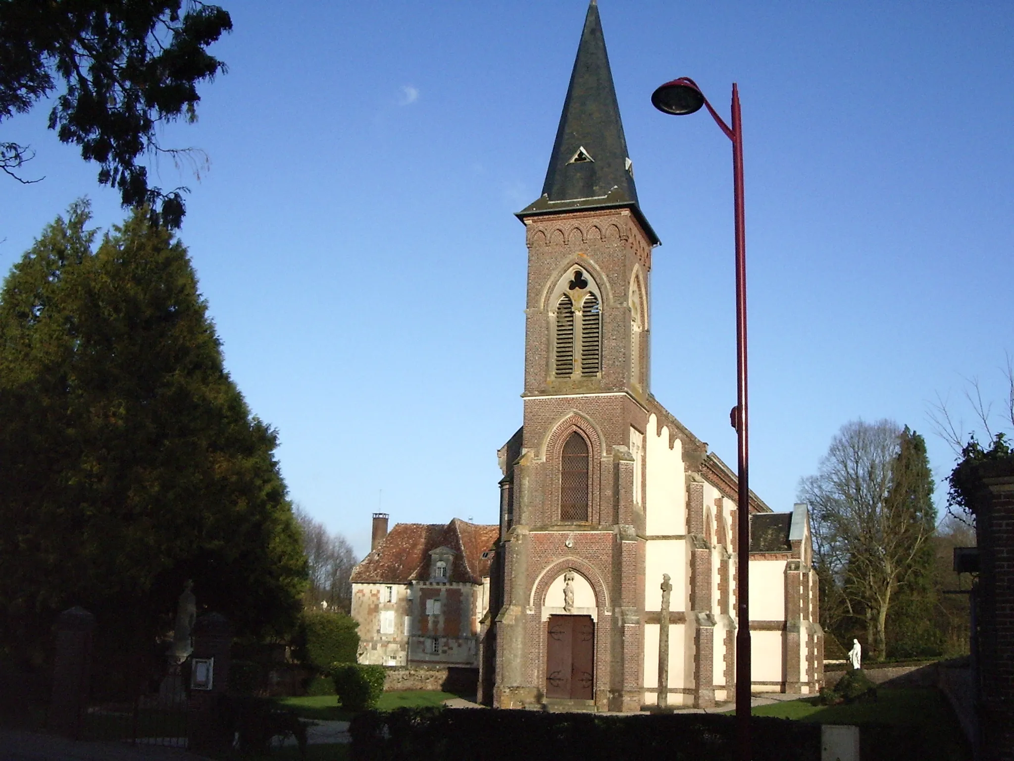 Photo showing: Church and castle of Hermival-les-Vaux (Calvados, France).