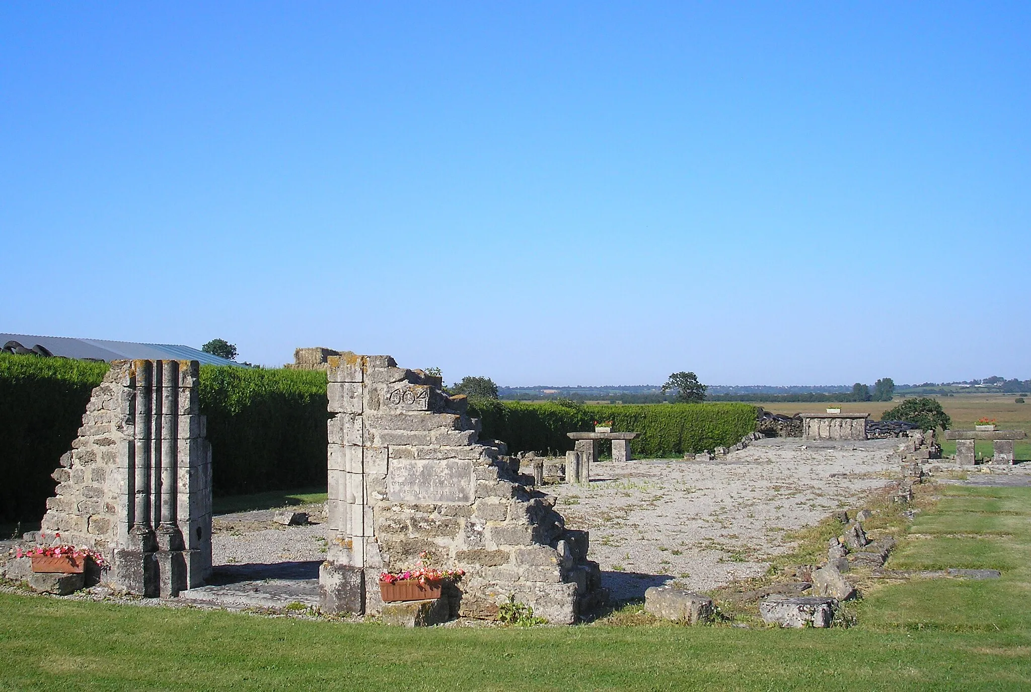 Photo showing: Saint-Georges-de-Bohon (Normandie, France). Ruines de l'ancienne église Saint-Georges.