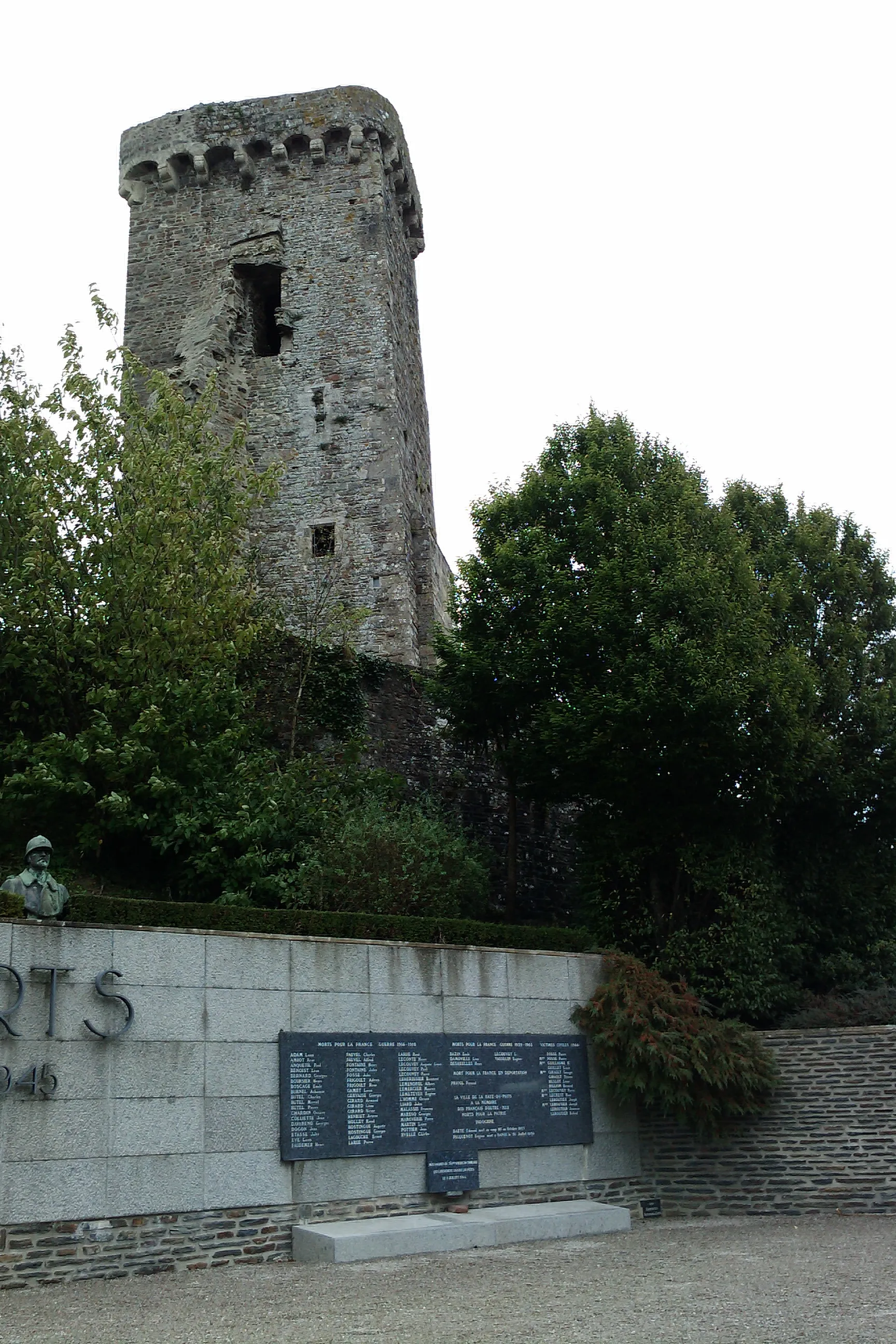 Photo showing: This building is classé au titre des monuments historiques de la France. It is indexed in the base Mérimée, a database of architectural heritage maintained by the French Ministry of Culture, under the reference PA00110428 .