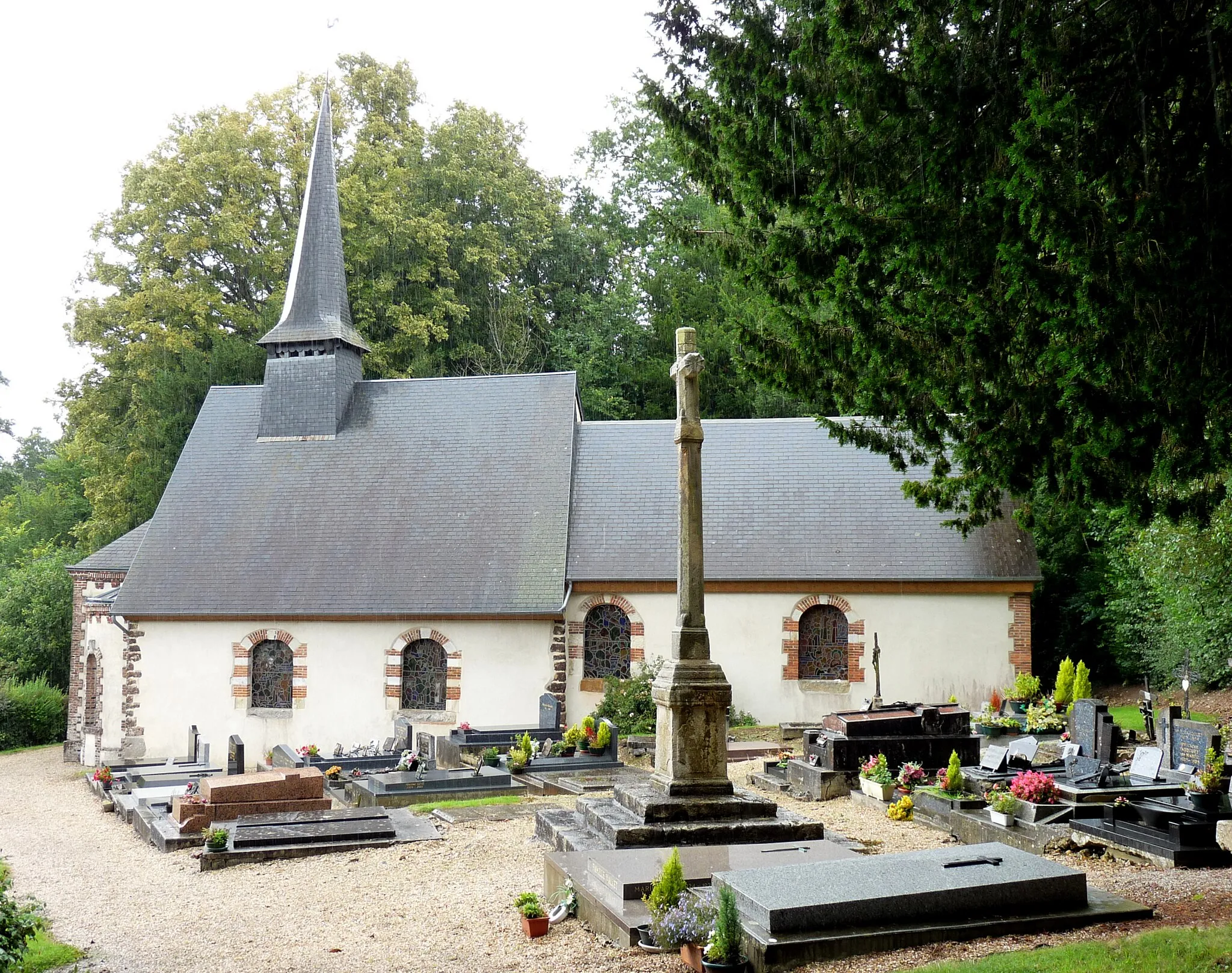 Photo showing: Église Saint-Denis de Saint-Denis-d'Augerons. Les vitraux sont l'œuvre de François Décorchemont.